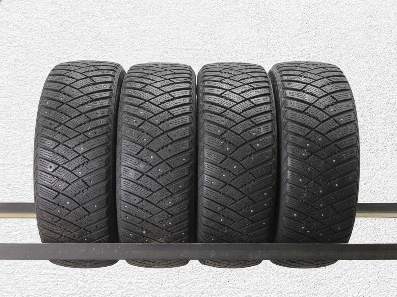 Зимние шины шипованные Goodyear UltraGrip Ice Arctic 205/55 R16 35.0% износ PT0010290 TSB053300