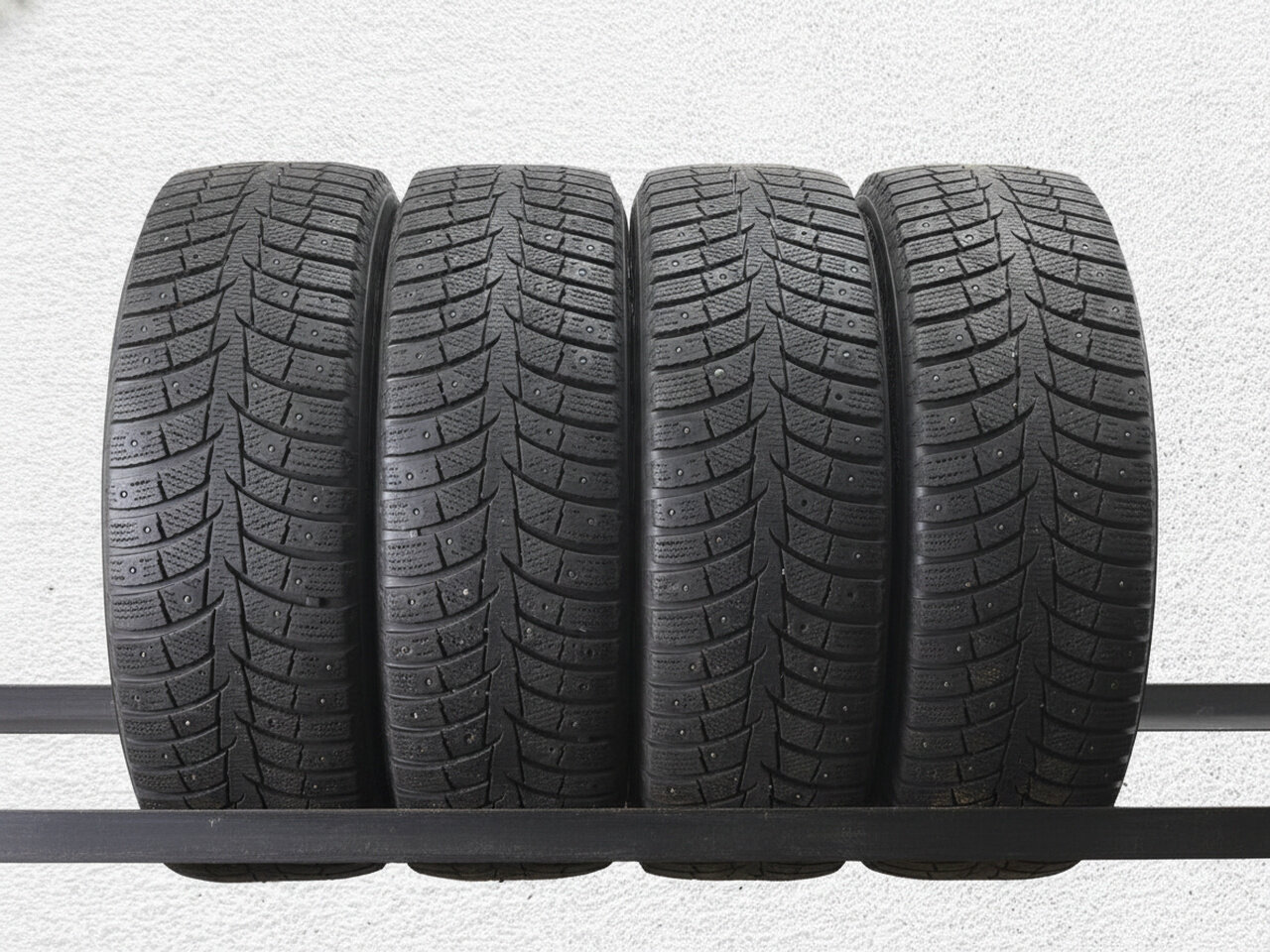 Зимние шины шипованные Laufenn Fit Ice 215/65 R16 40.0% износ PT0010625 TSB054409