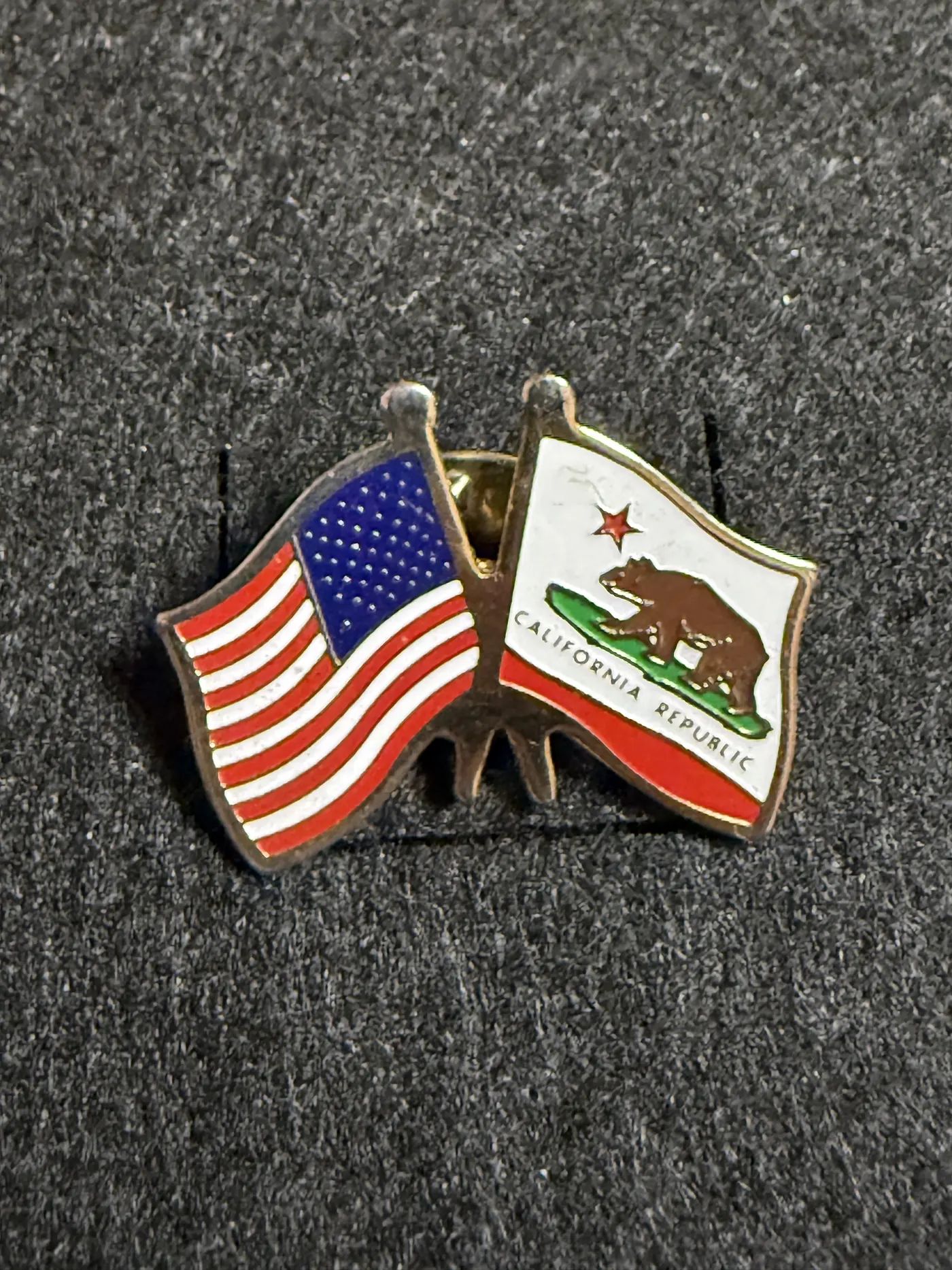 Значок с флагами сша и Калифорнии