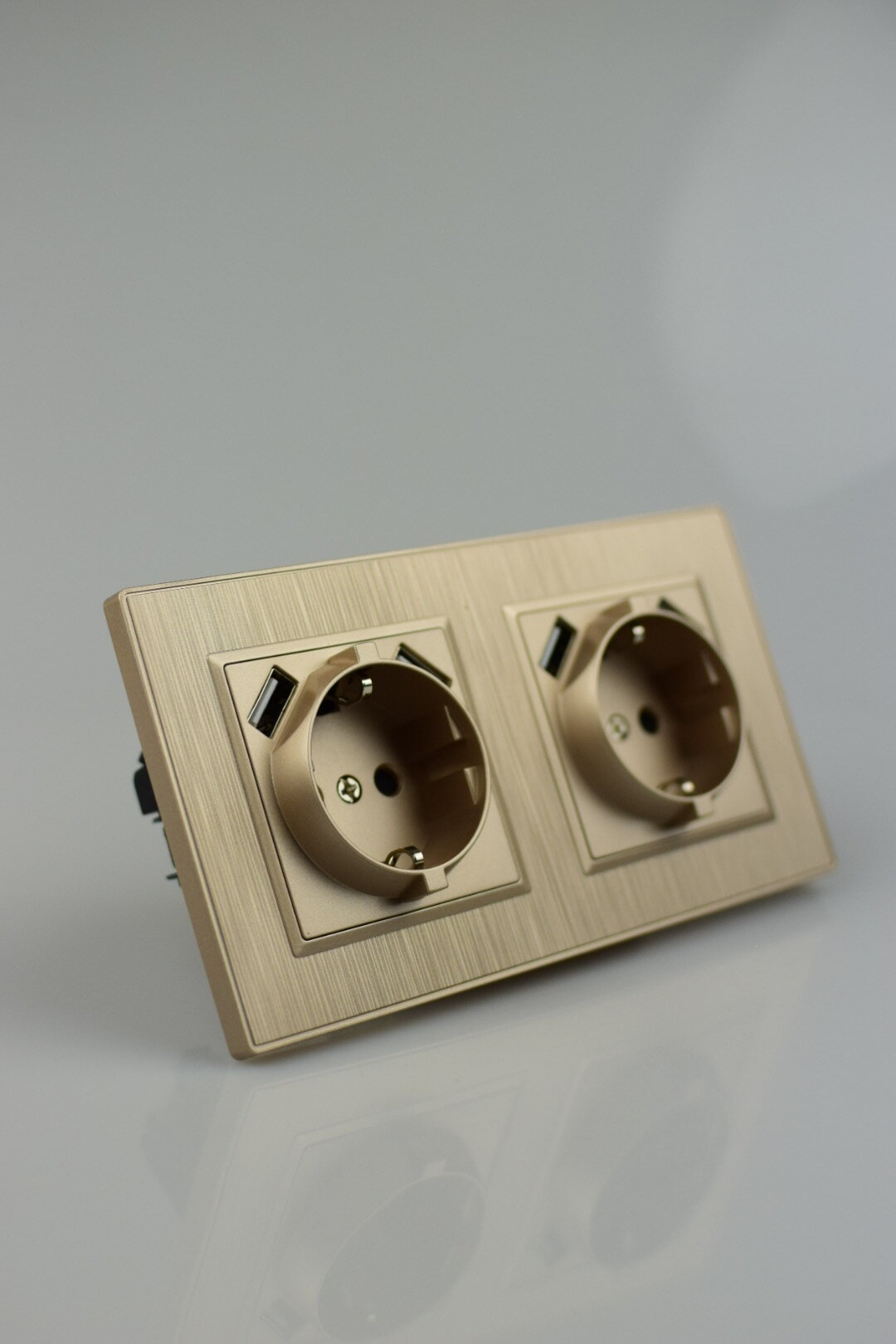 Розетка с usb (юсб) двухместная с заземлением и защитными шторками, сатиновое золото