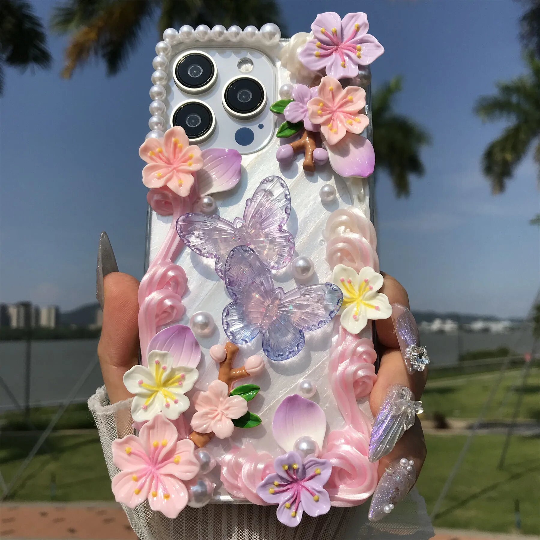 Чехол iPhone 13 с цветами и бабочкой, кремовый