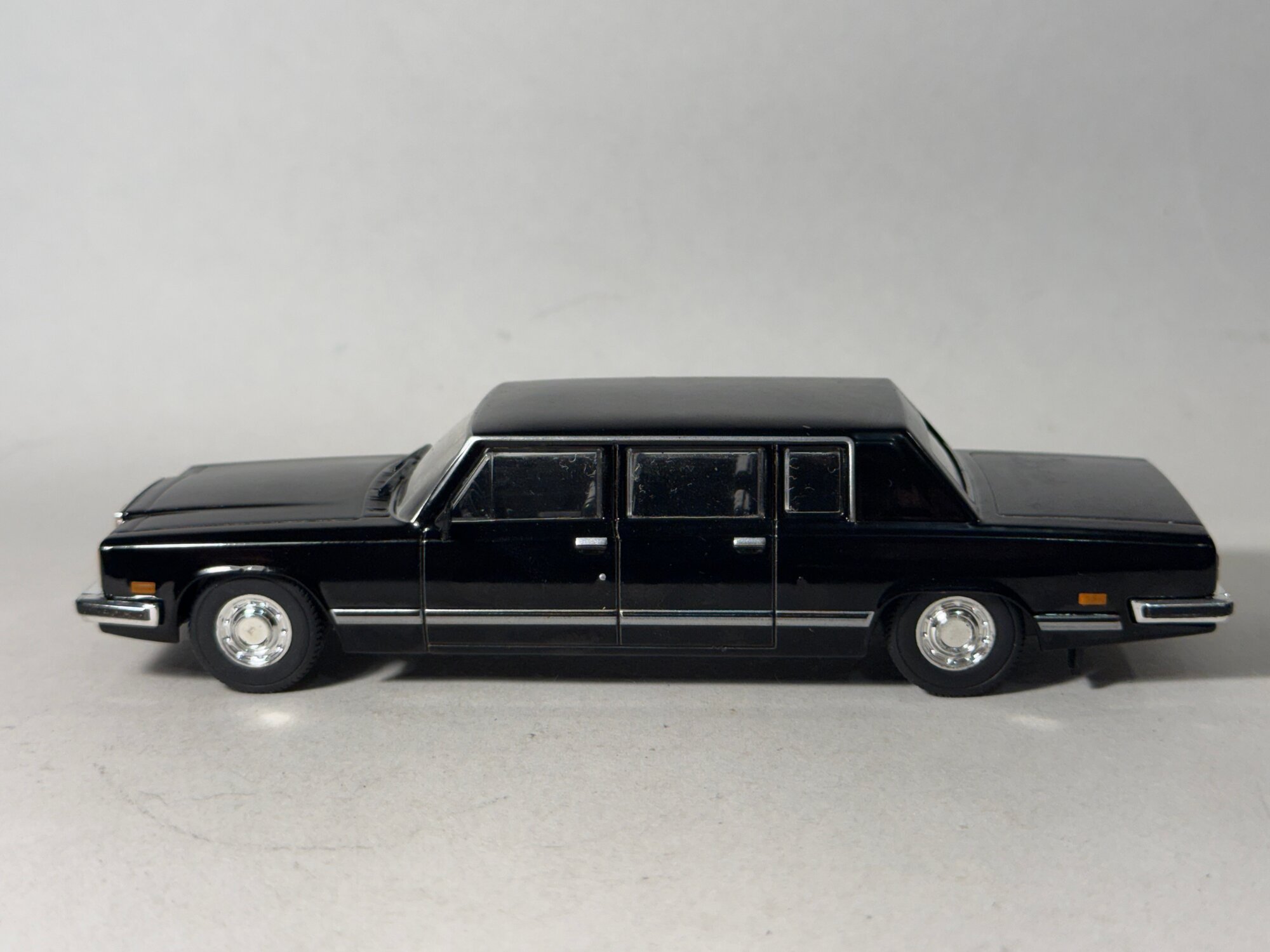 ЗИЛ 41045, правительственный лимузин. Модель автомобиля в масштабе 1:43