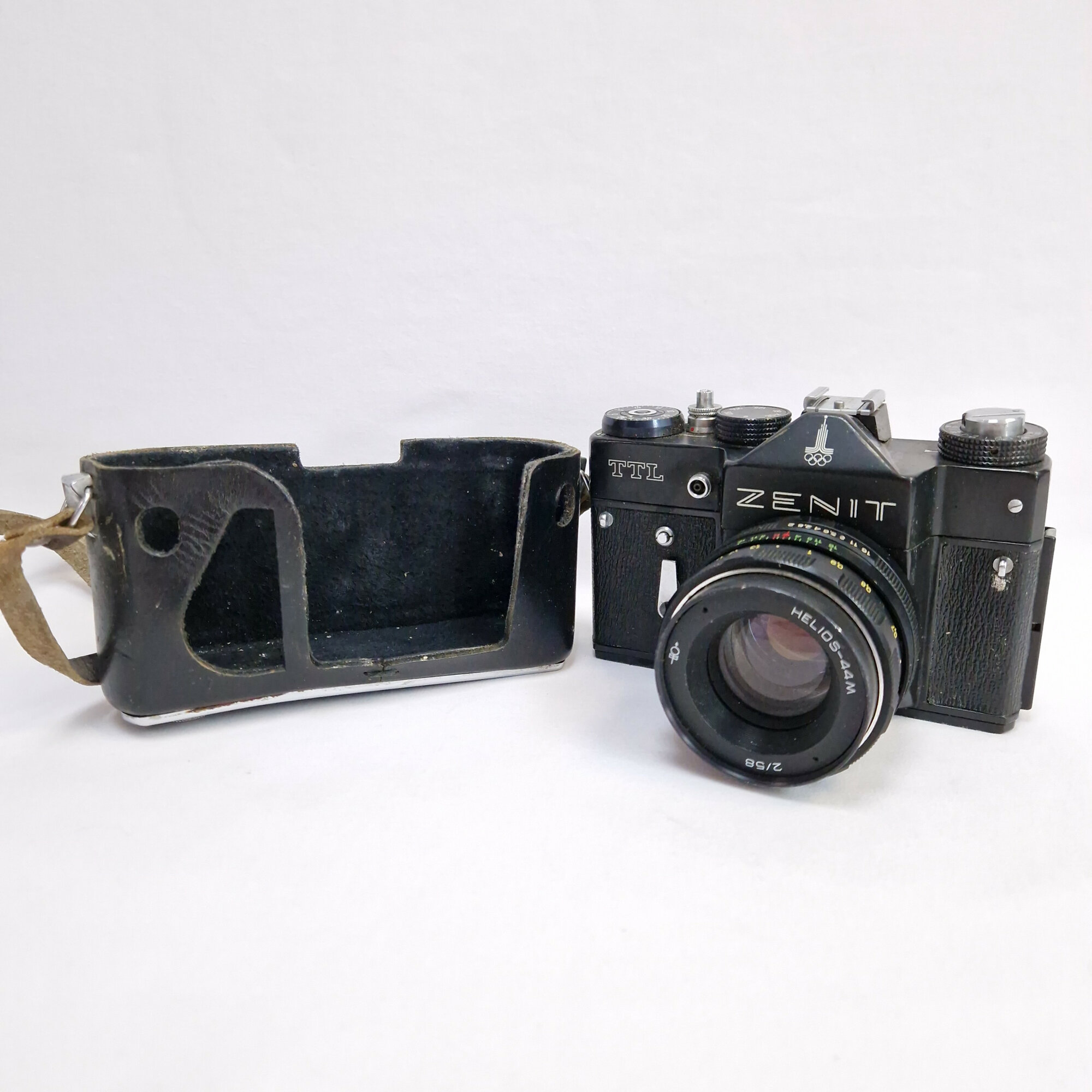 Фотоаппарат винтажный, СССР. Zenit TTL с объективом Гелиос 44М, футляром и ремешком