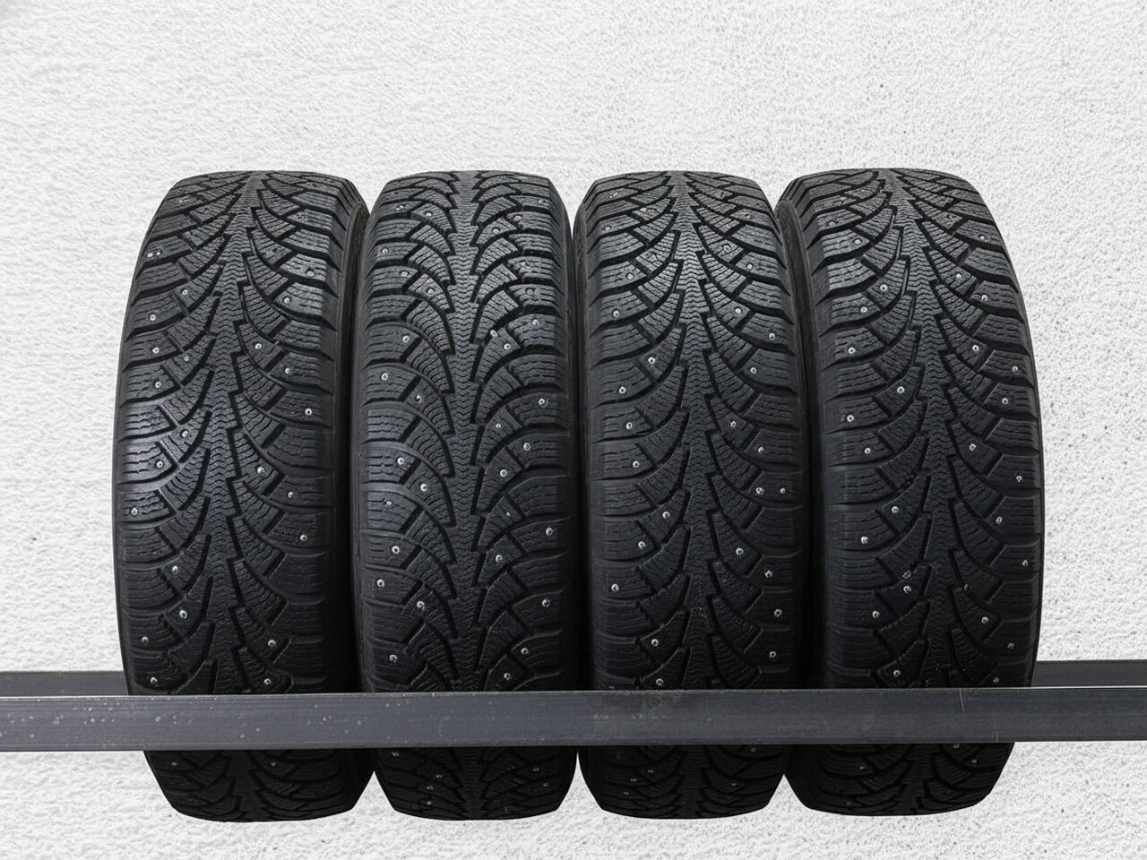 Комплект (4 шт) зимних БУ шин шипованные Кама Euro 519 195/65 R15 15% износ UBV774