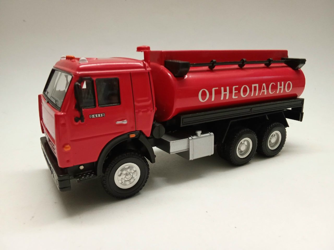 Модель авто 1:43 Камаз 54115 бензовоз