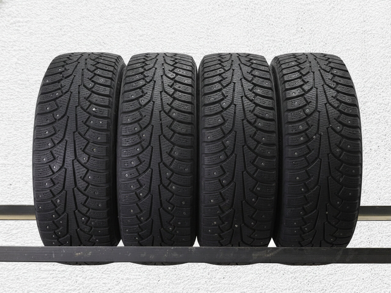 Зимние шины шипованные Nokian Tyres Hakkapeliitta 5 215/55 R17 35% износ TSB055297