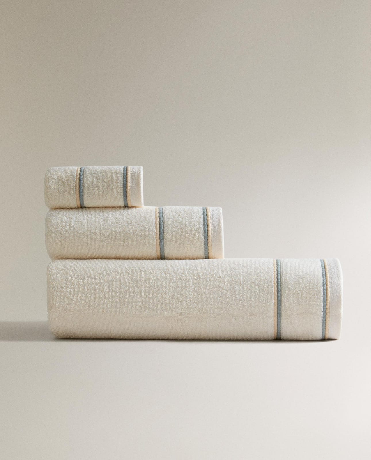 Банное полотенце ZARA HOME с двойной контрастной окантовкой, слоновая кость, 90 x 150 см 4585/013/741-42