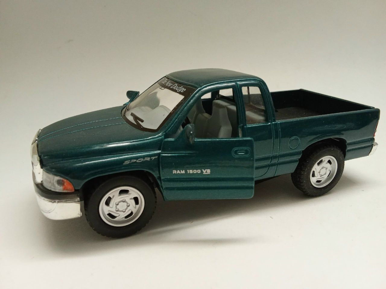 Модель авто 1:44 Dodge Ram 1500 VS Kinsmart без коробки