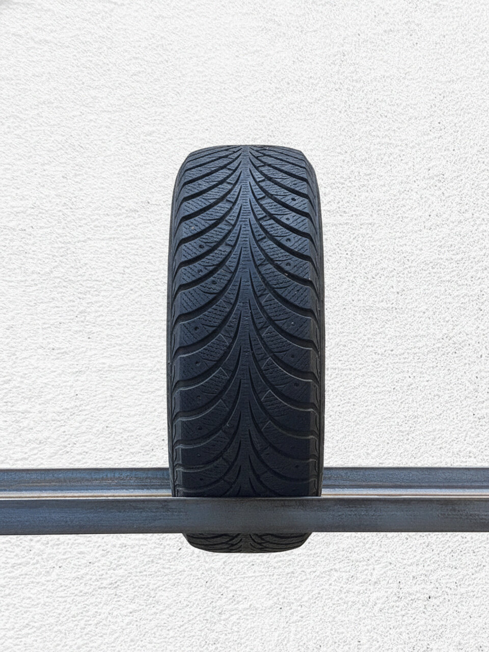 Зимние шины шипованные Goodyear Ultra Grip Extreme 205/55 R16 35% износ GOZ365