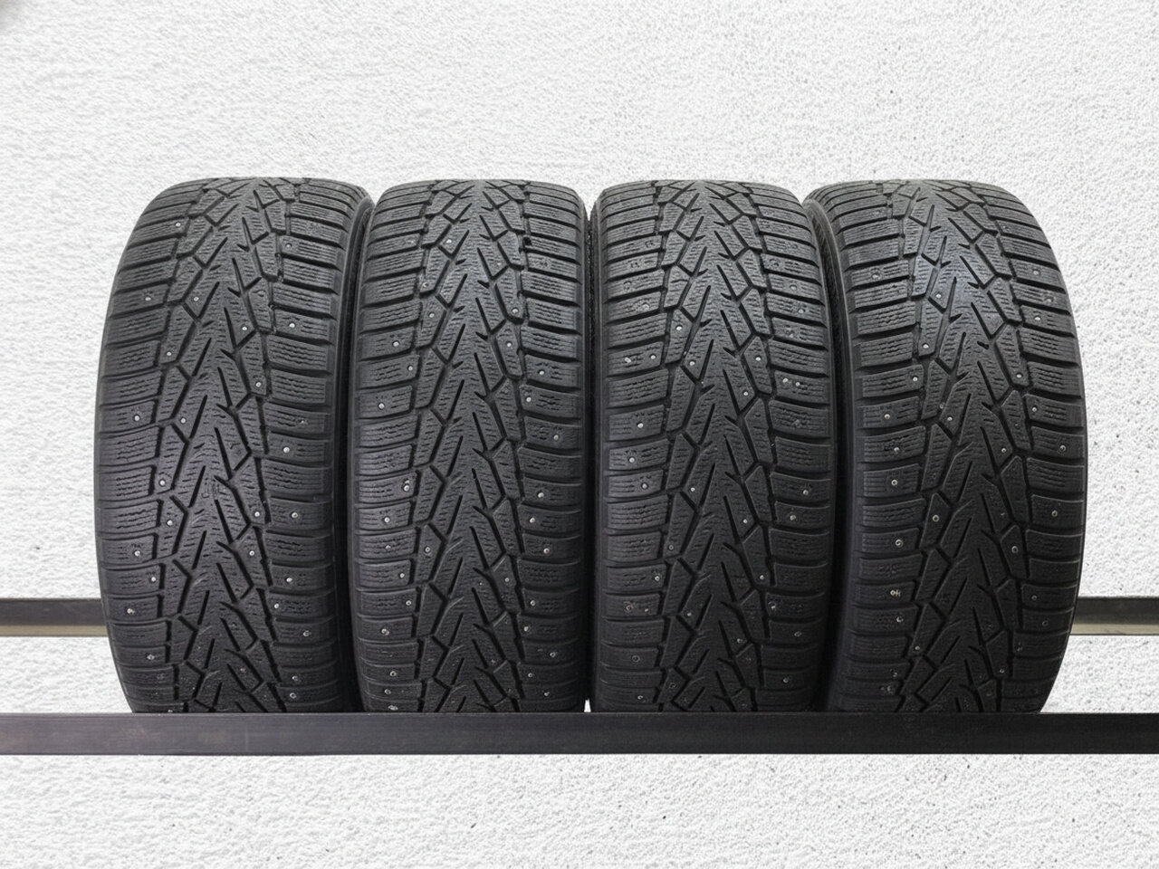 Зимние шины шипованные Nokian Tyres Hakkapeliitta 7 235/55 R17 50% износ MEBZ071