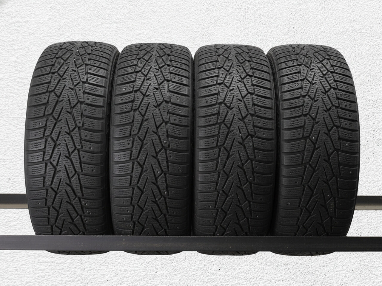 Зимние шины шипованные Nokian Tyres Hakkapeliitta 7 225/55 R17 40% износ AYE096 RunFlat