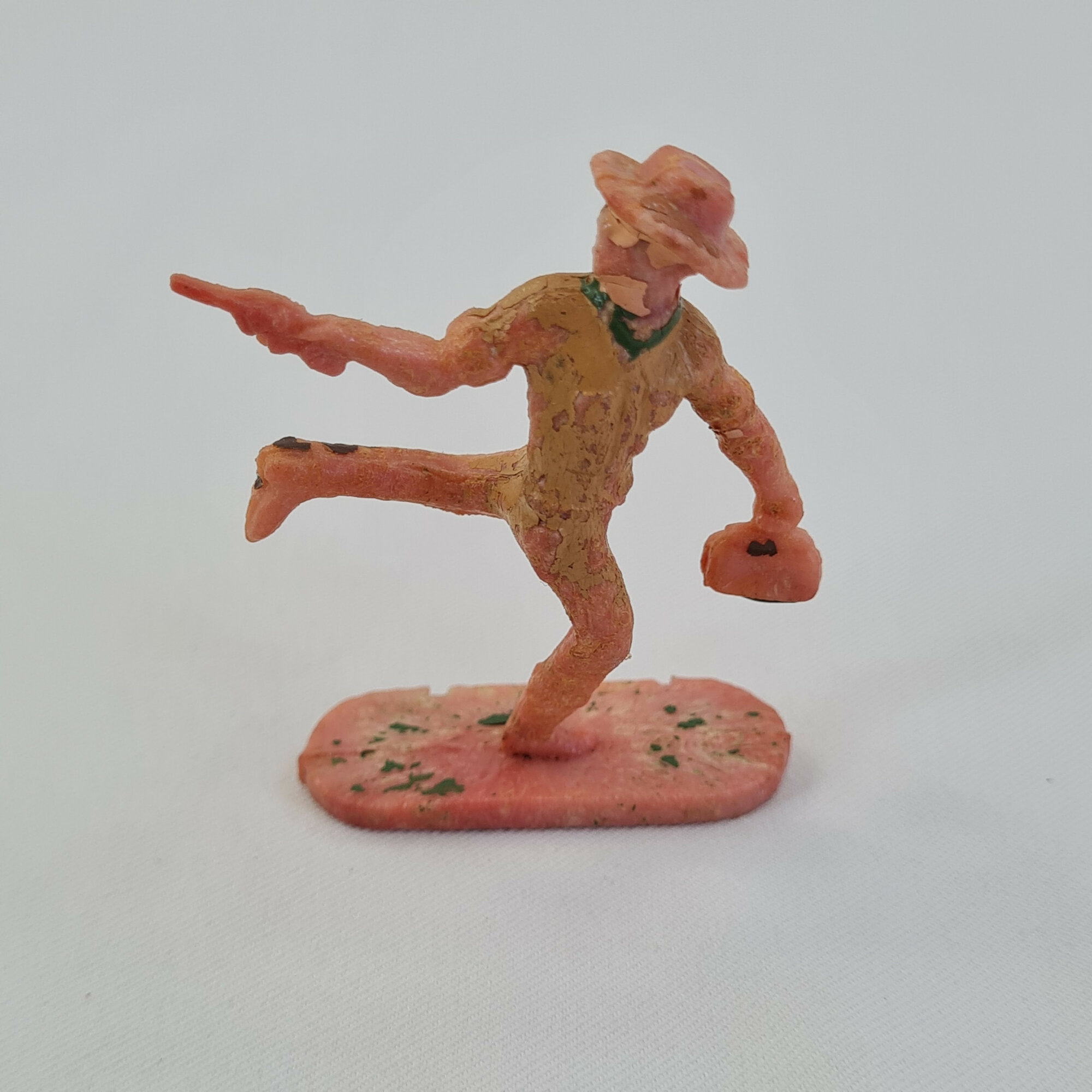 Игрушка винтажная СССР. Фигурка ковбоя на подставке в динамичной позе с пистолетом