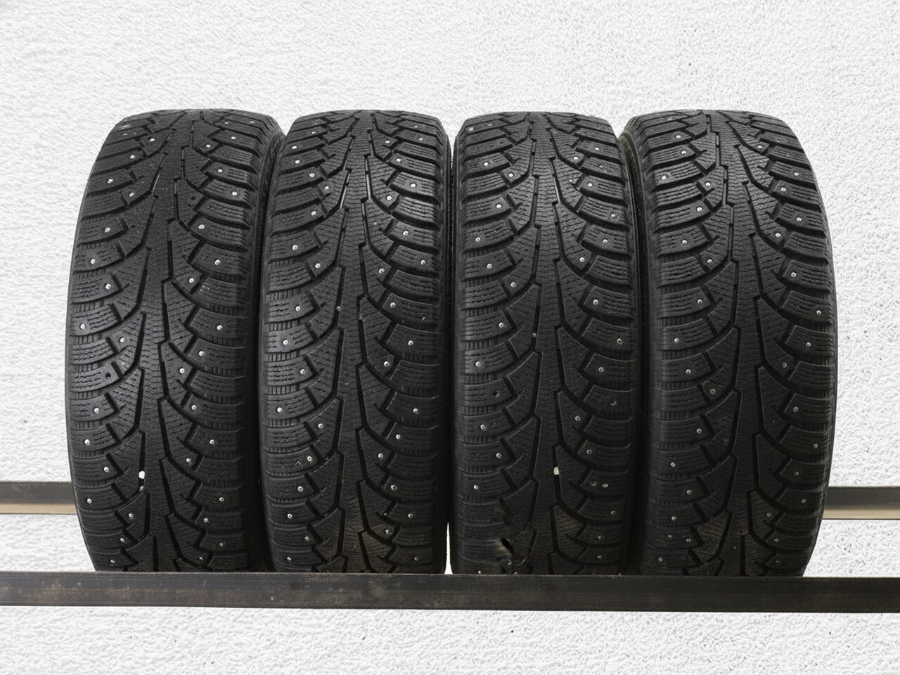 Зимние шины шипованные Nokian Tyres Nordman 5 SUV 225/60 R17 35% износ TSB043811