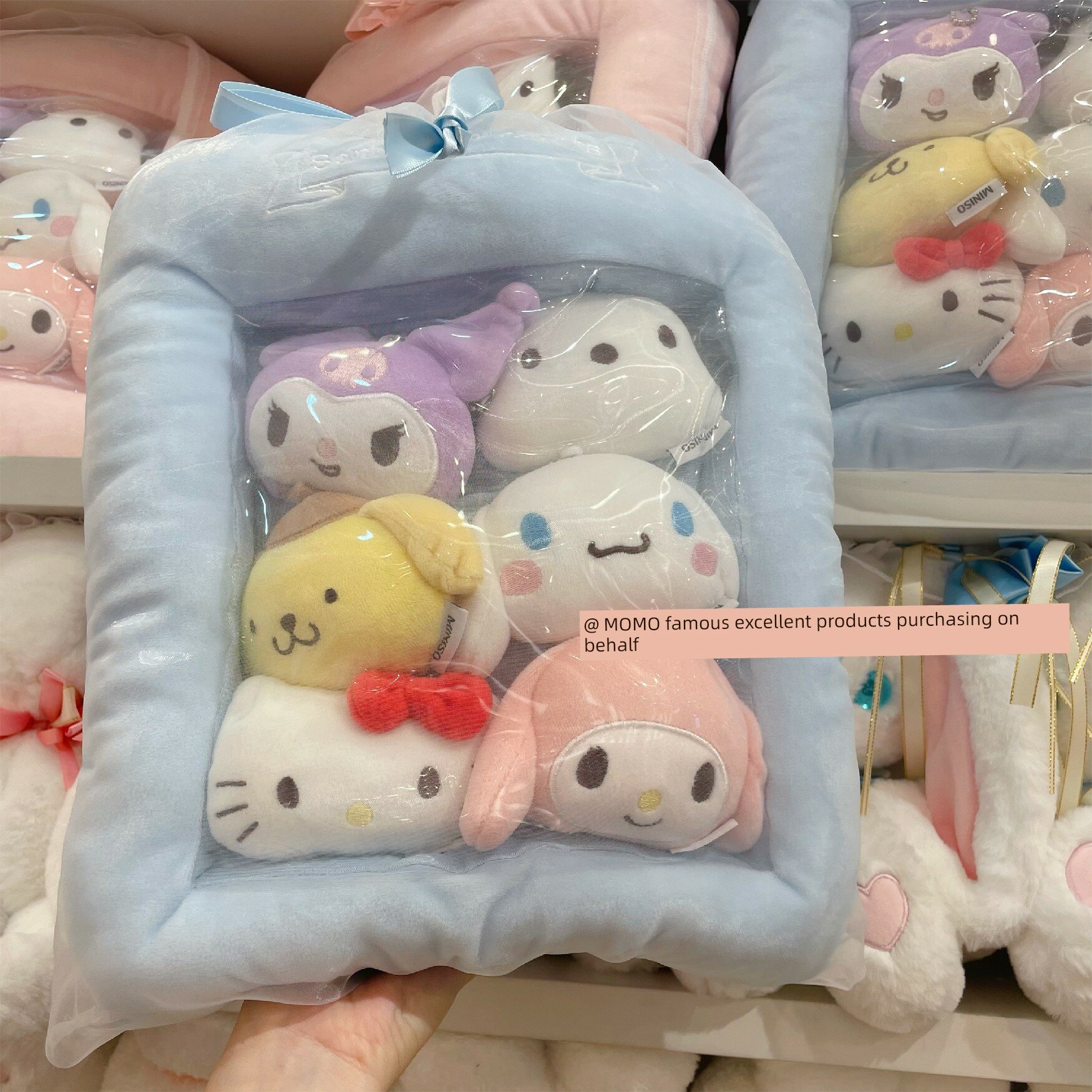 MINISO Sanrio Cinamoroll i druz'ya Kreativnaya Podushka Plushhevaya Igrushka s Kuromi 29x38 sm Sinij