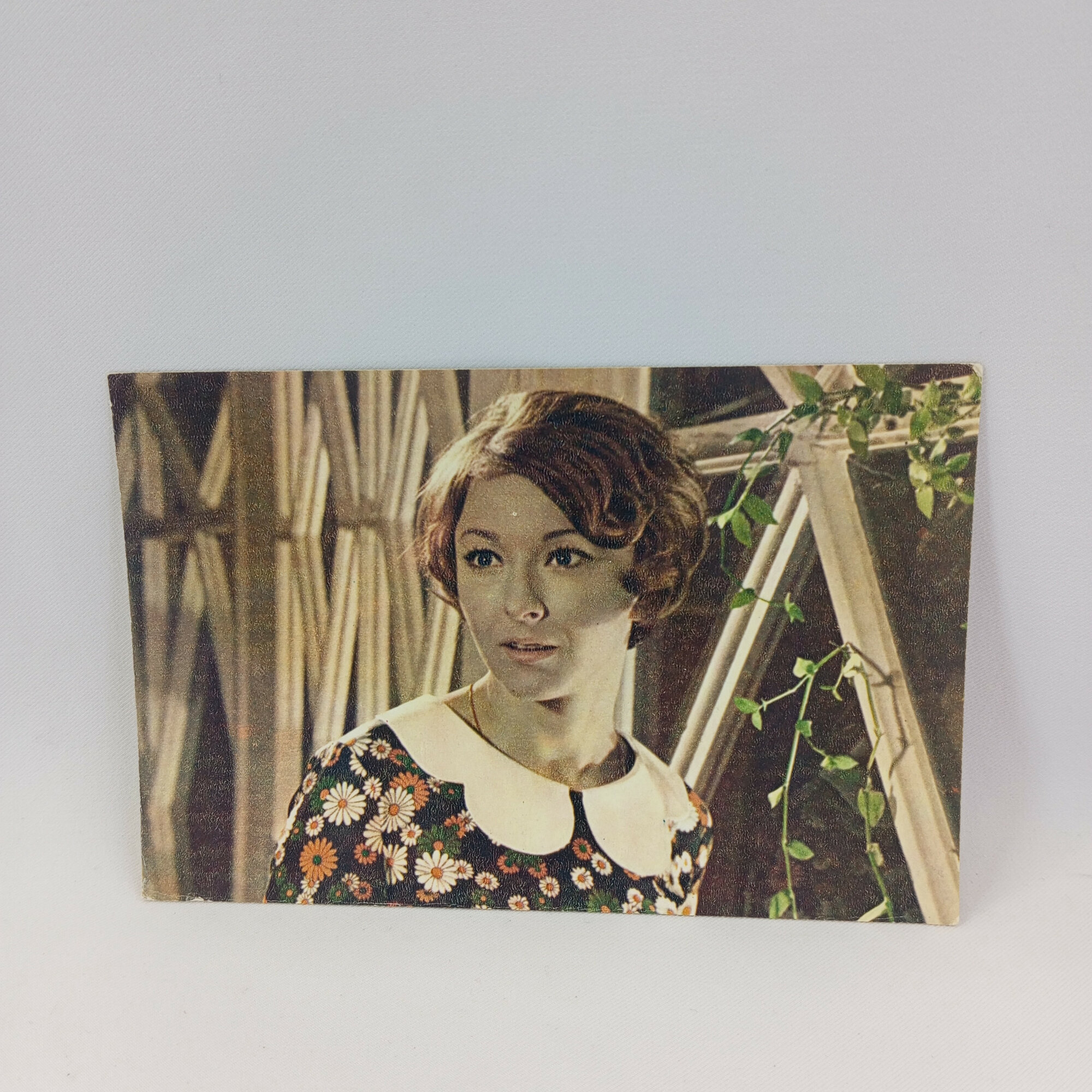 Открытка советская СССР. Портрет женщины в цветочном платье, кадр из кинофильма Человек на своем мес