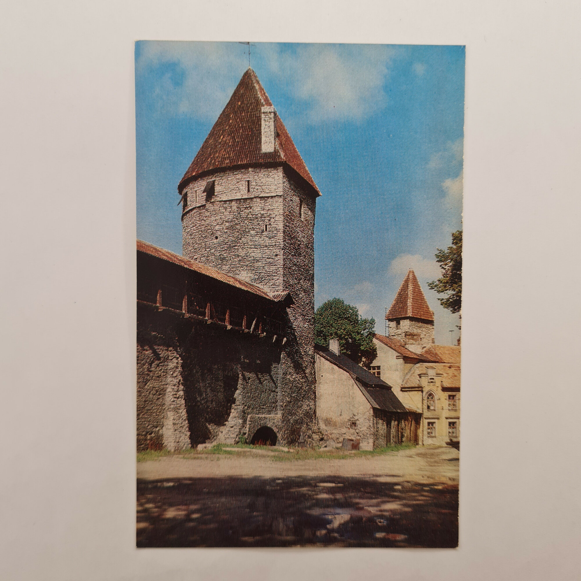 Открытка советская СССР. Таллин, городская крепостная башня и улица Ноорузе. Винтаж