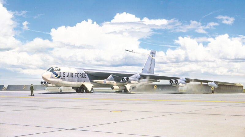Сборная модель "Авиация B-52G Stratofortress Early version with Hound Dog Missiles" (1:72), артикул 1451