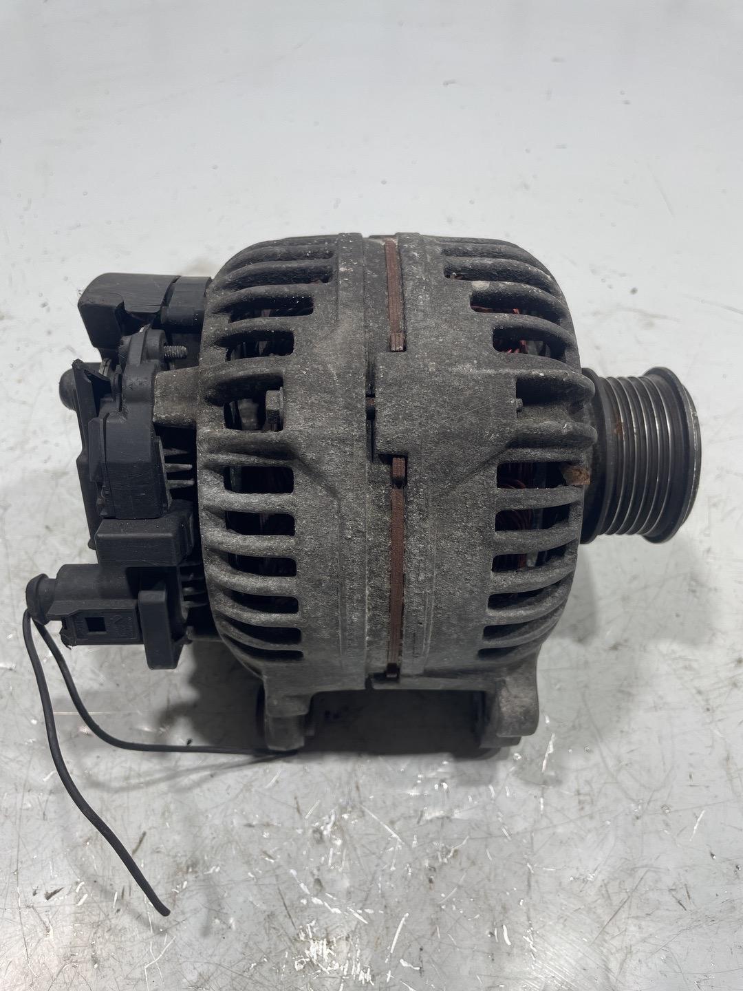 Генератор Audi A4 B6 (2000 - 2006) 21025997