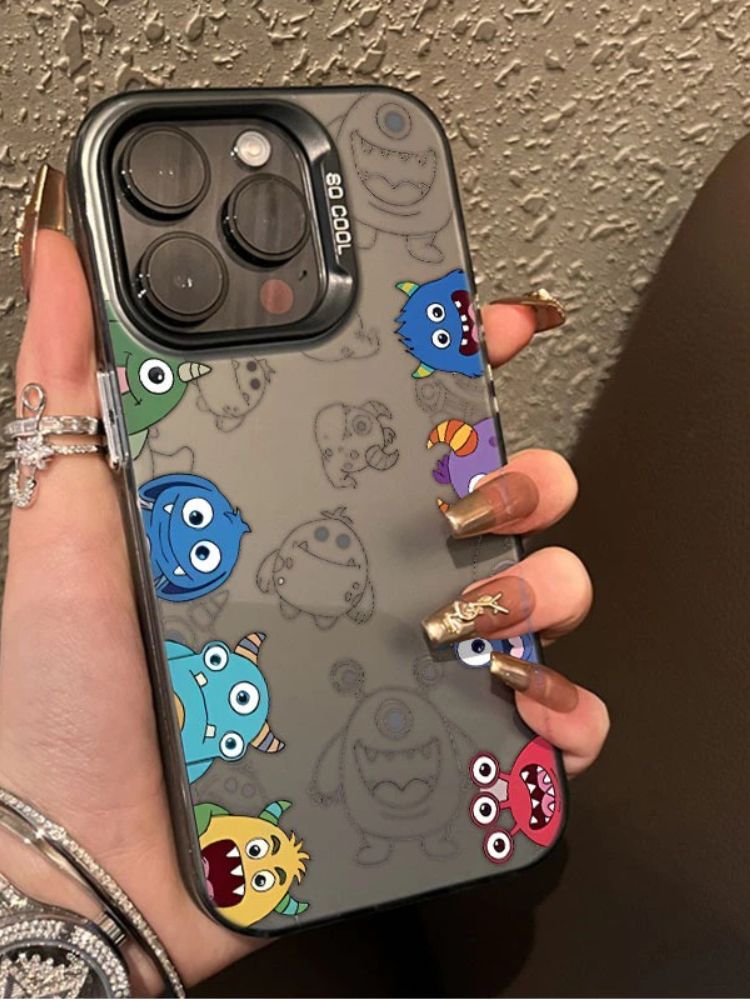 Чехол на Айфон 15 / IPhone 15 чёрный с коллаж из разноцветных мимичных монстров в стиле мультфильма на светло-сером фоне с надписью "SO COOL", создающий образ игривой и забавной моды.