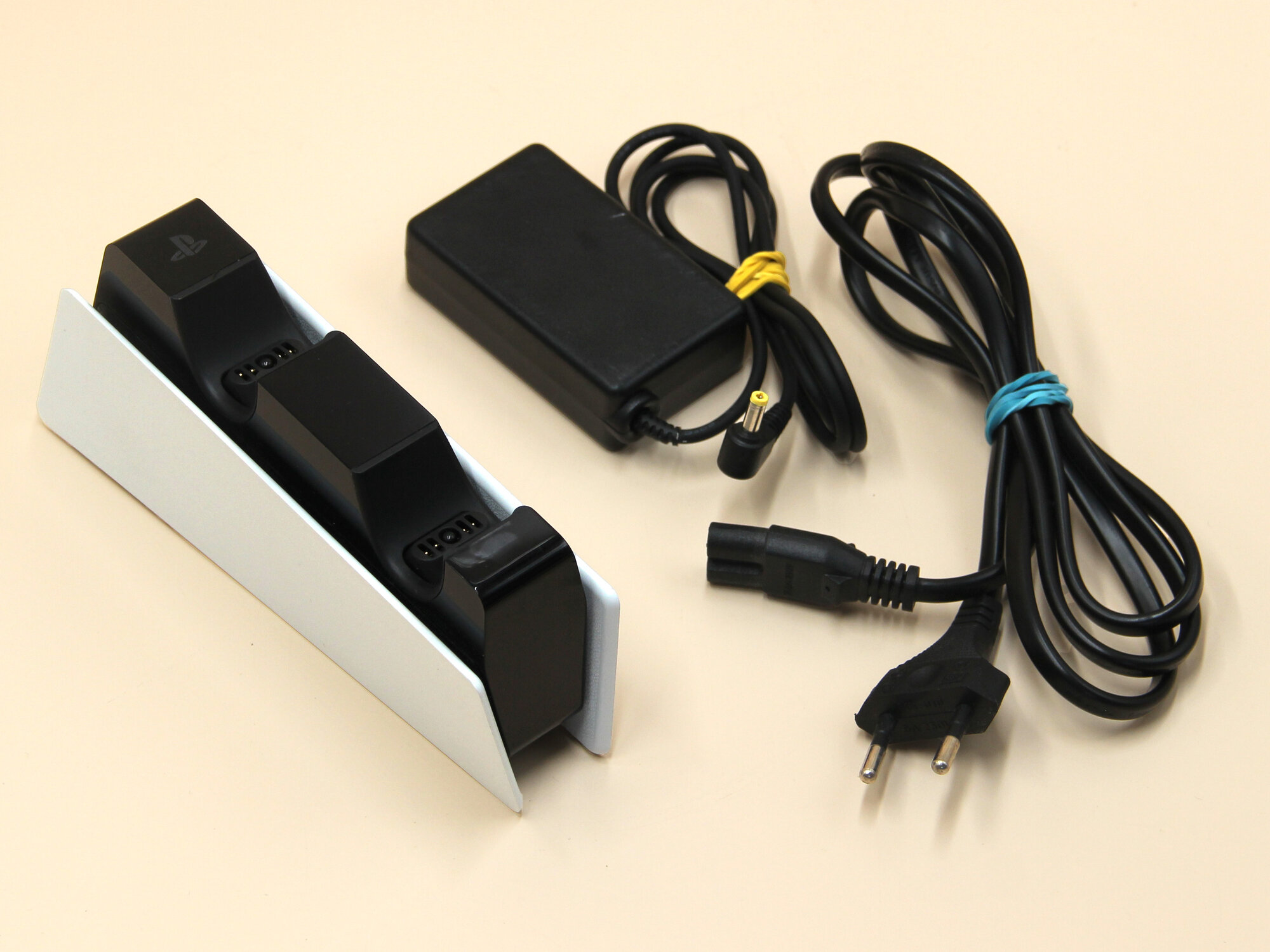 Зарядная станция Sony для геймпадов Dualsense (CFI-ZDS1)