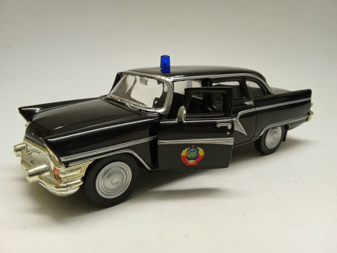 Модель авто 1:43 ГАЗ 13 Чайка Autotime без коробки