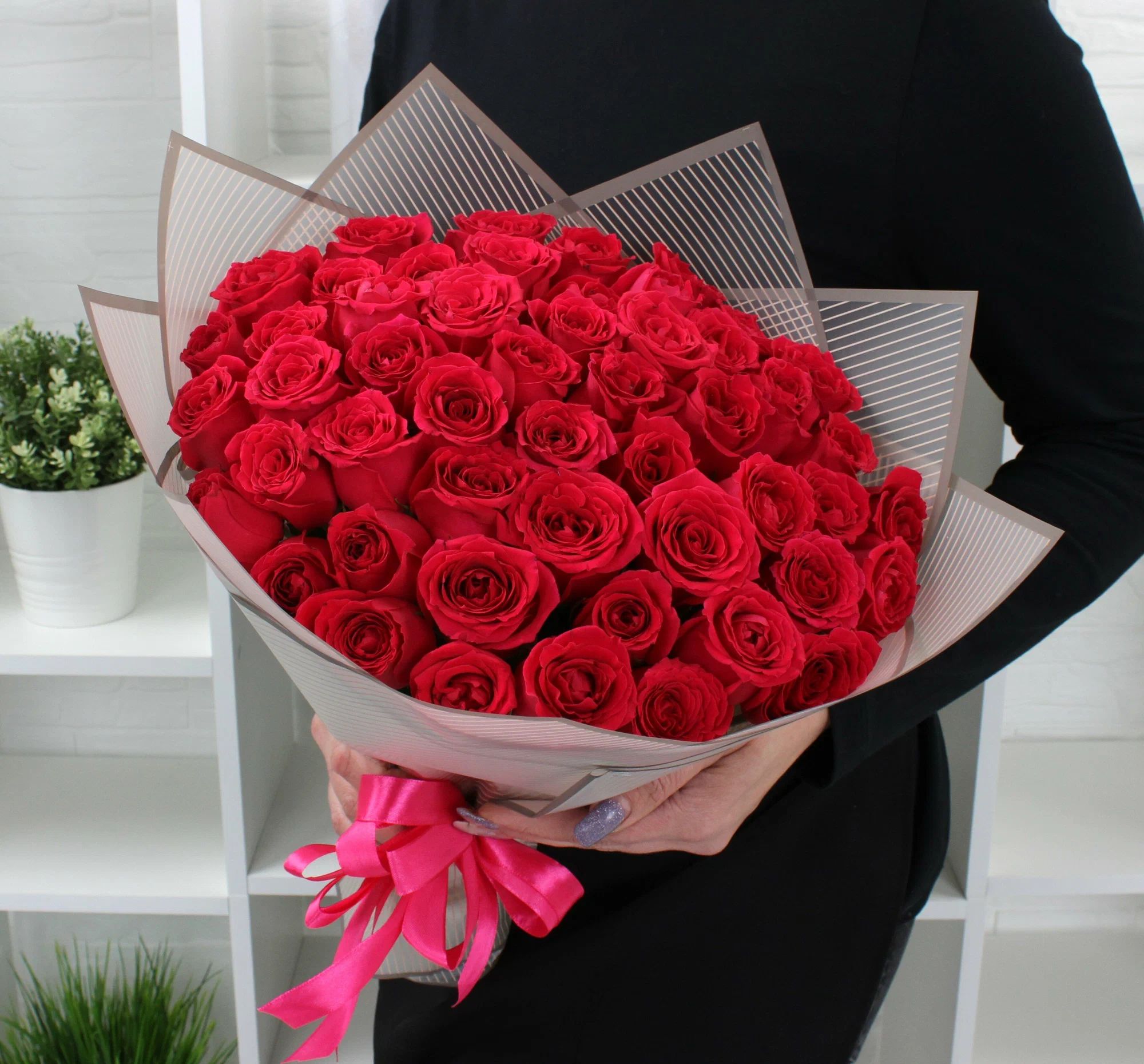 Монобукет THE FLOREAL малиновая роза 51 штука, высота 40 см, с плёнкой и бантом.