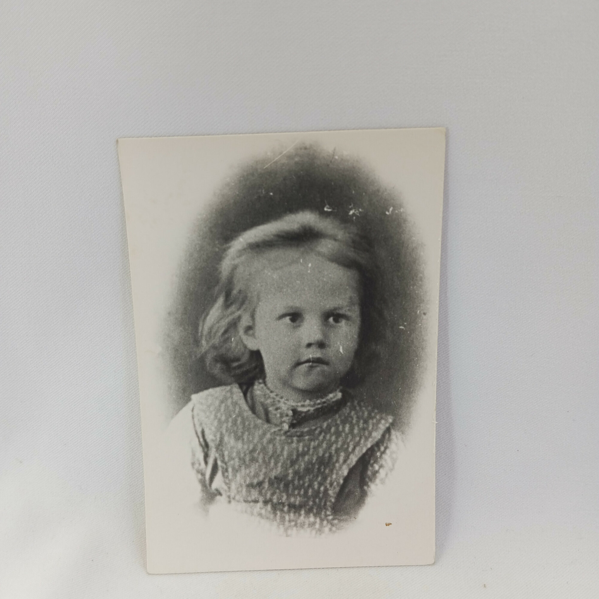 Фотография винтажная, СССР. Портрет девочки на бумаге с рукописной подписью Савка Тишина