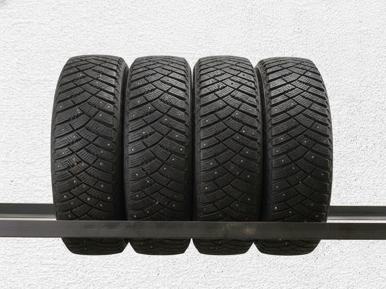 Зимние шины шипованные Goodyear UltraGrip Ice Arctic 185/65 R15 35% износ TSB056648