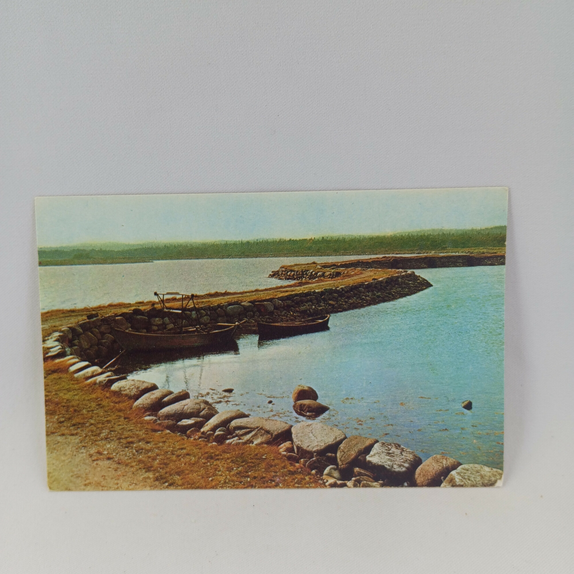 Открытка советская СССР. Соловецкие острова, каменная дамба и лодки. Винтаж