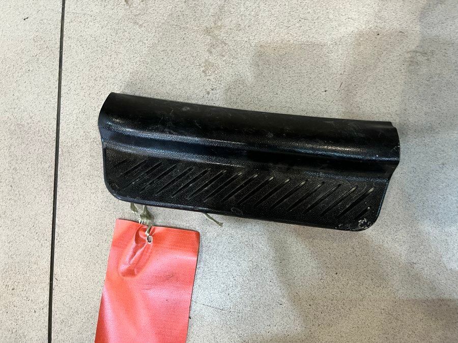 Накладка порога (внутренняя) задняя левая от Mazda 3 bk 2003-2009
