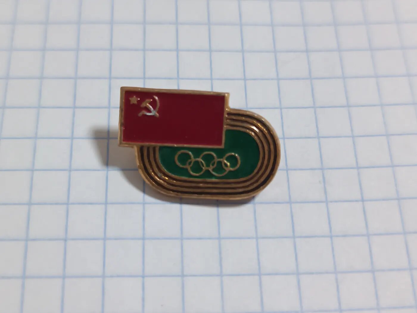 Коллекционный значок СССР и Олимпийские кольца