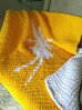 Плед вязаный детский из плюшевой пряжи "ФЕЯ динь-динь" 90*80 см, желтый, белый. Одеяло. Покрывало. Конверт на выписку для новорожденного. Alize Puffy M