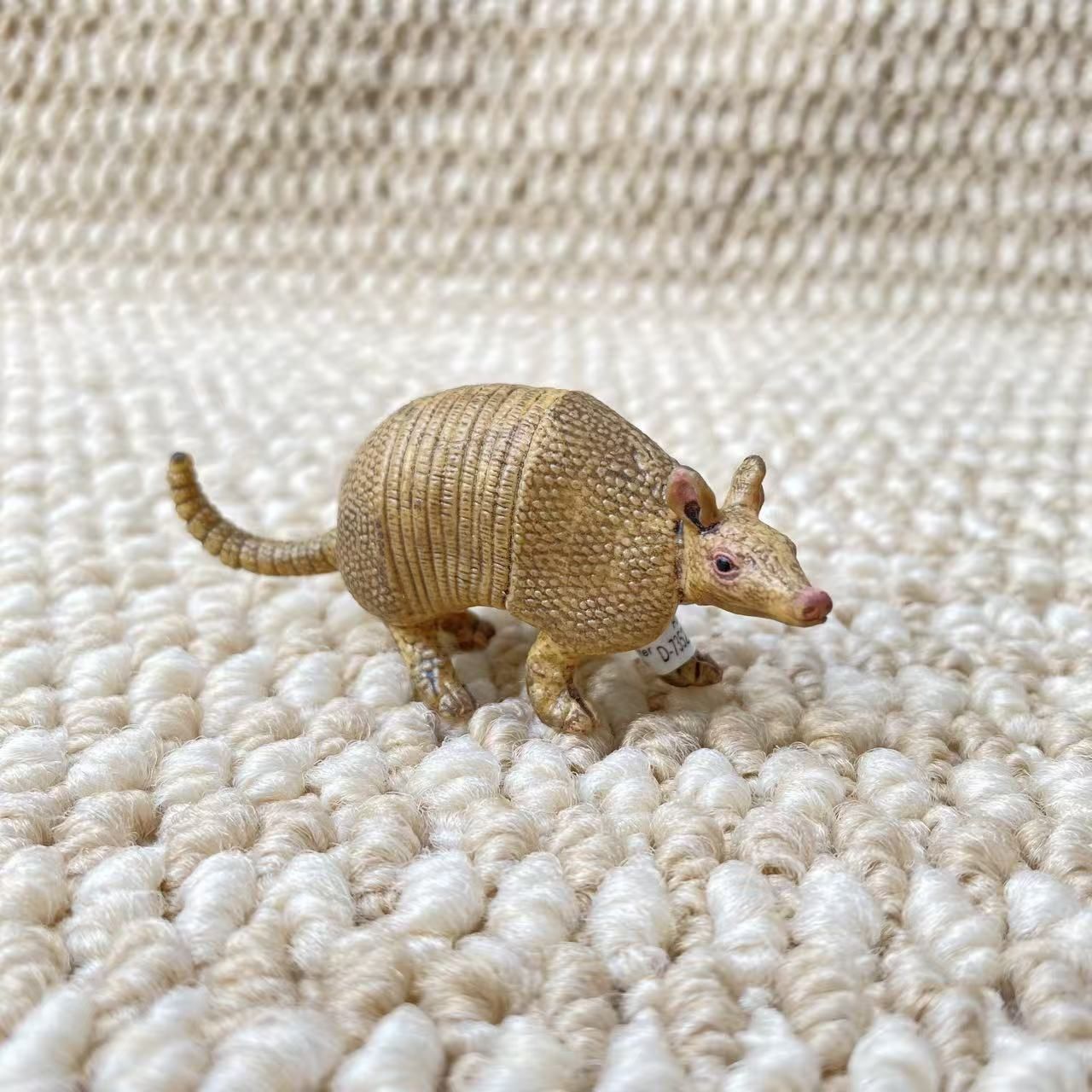 Фигурка Schleich броненосец, дикое животное, 7.5 см, коллекционная игрушка