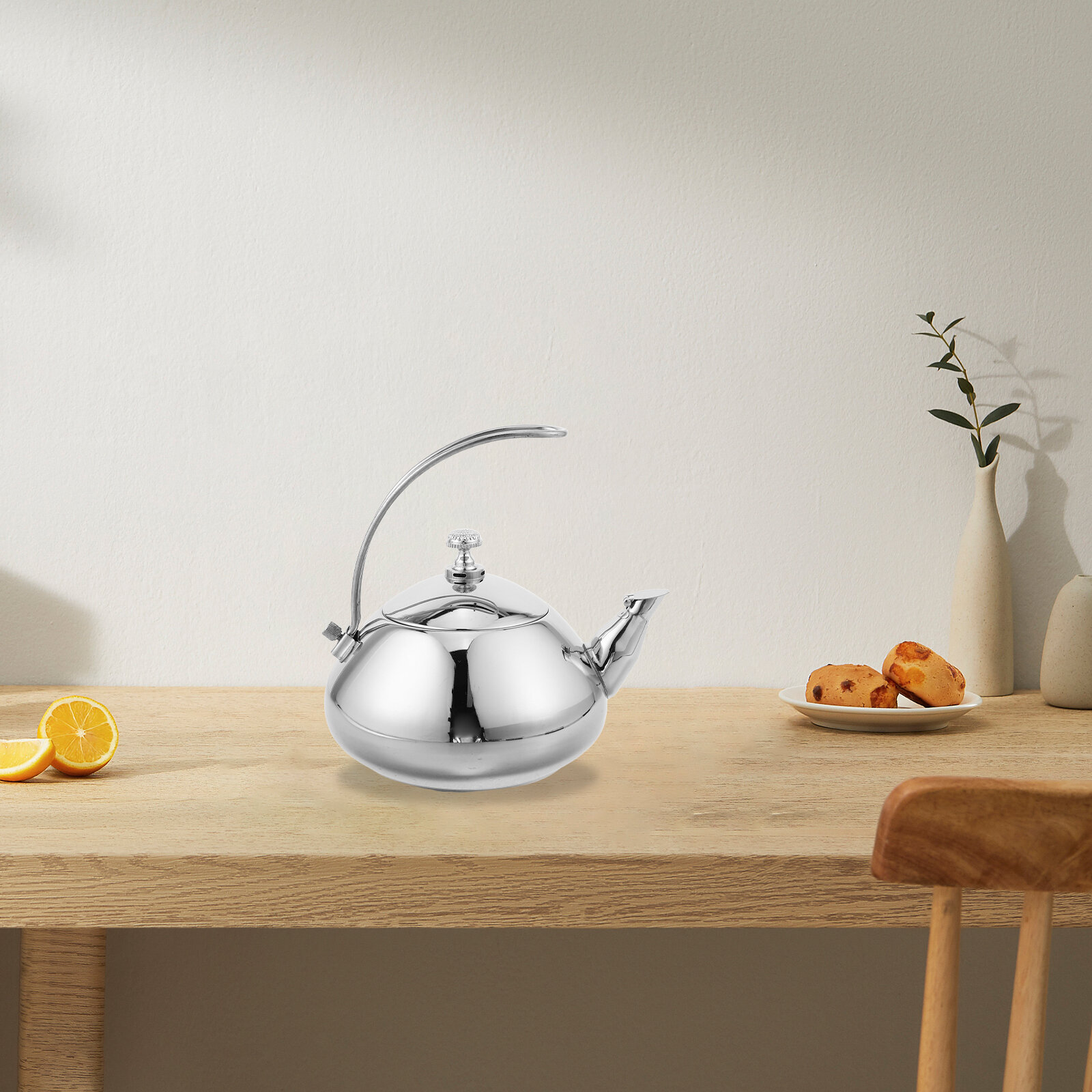 Классический чайник серебристого цвета со съемным фильтром для чистого заваривания, габариты 18.00x18.00x14.00 см