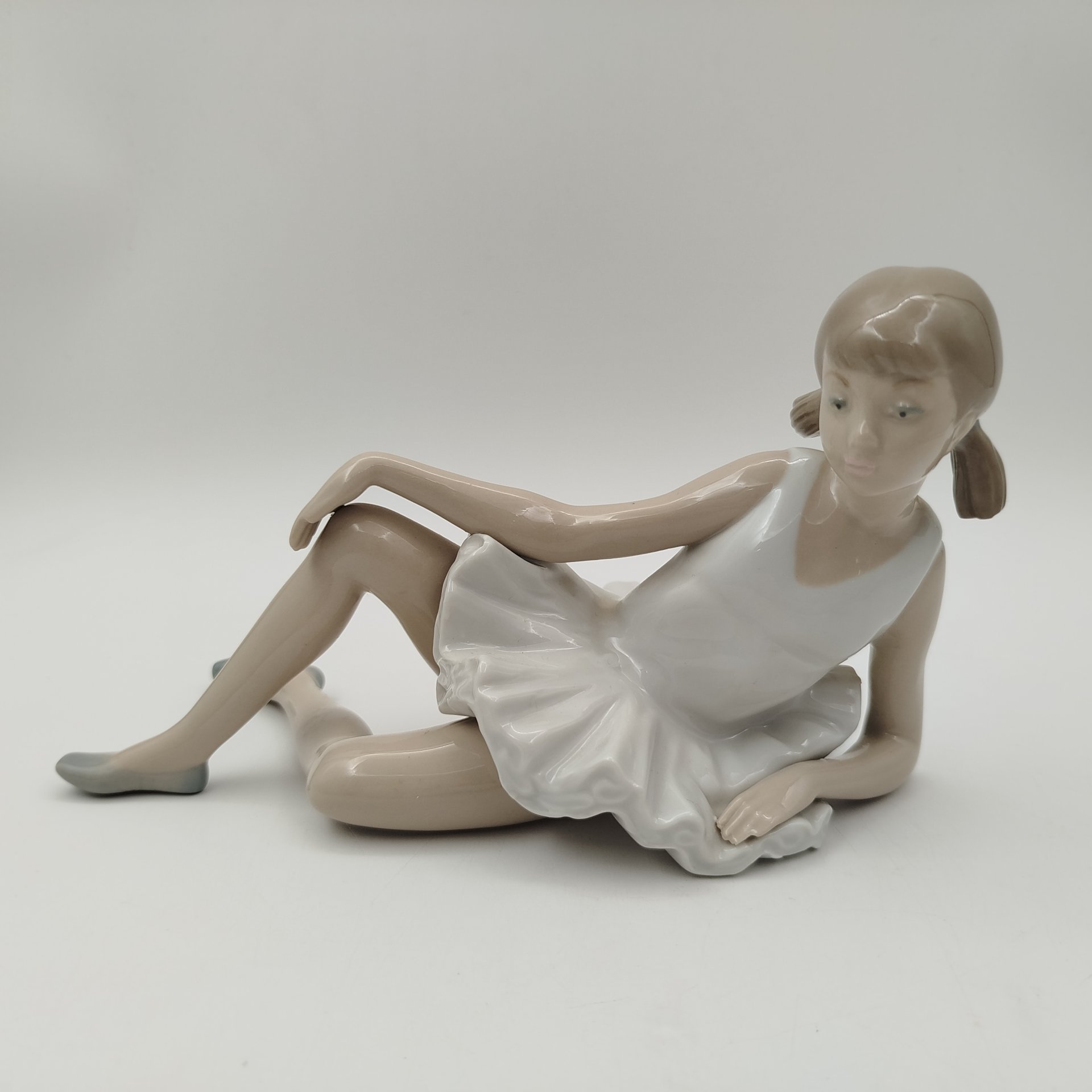 Статуэтка "Лежащая балерина", NAO Porcelain, фарфор, роспись, Испания, 1970-2000 гг.