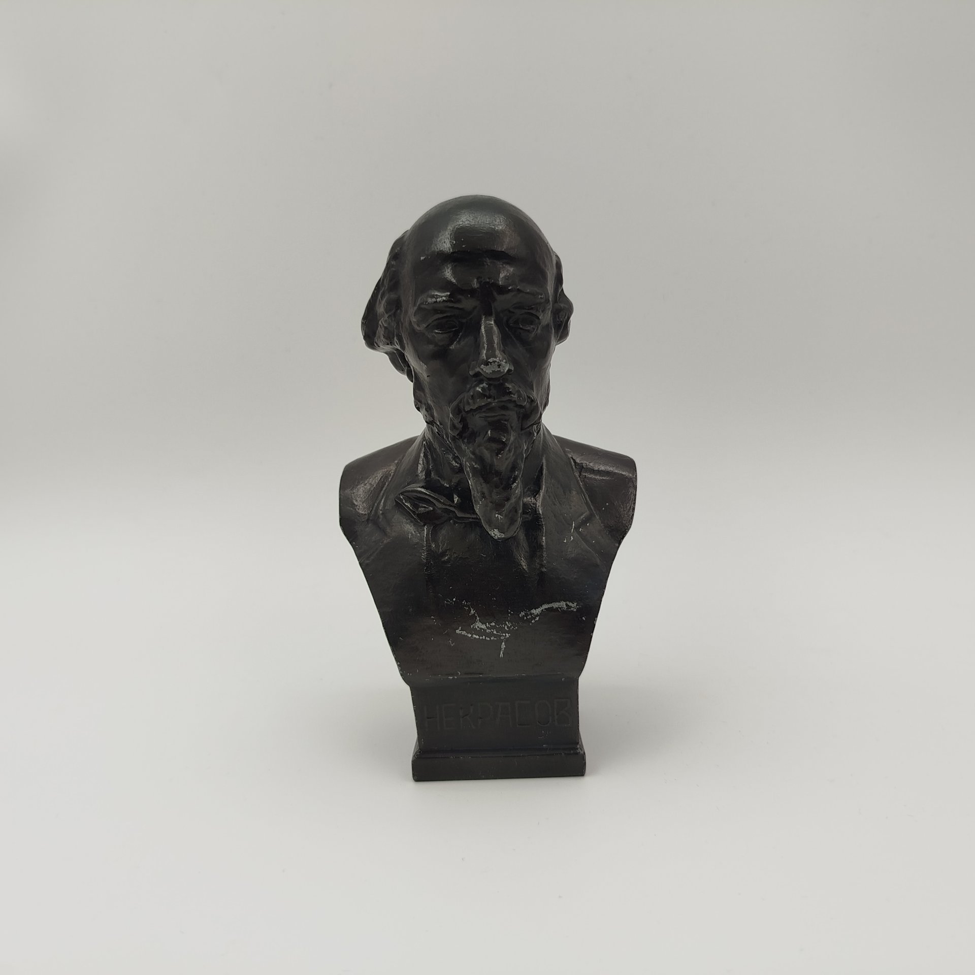 Бюст Н. А. Некрасова, Завод художественного литья (ЗХЛ), металл, краска, СССР