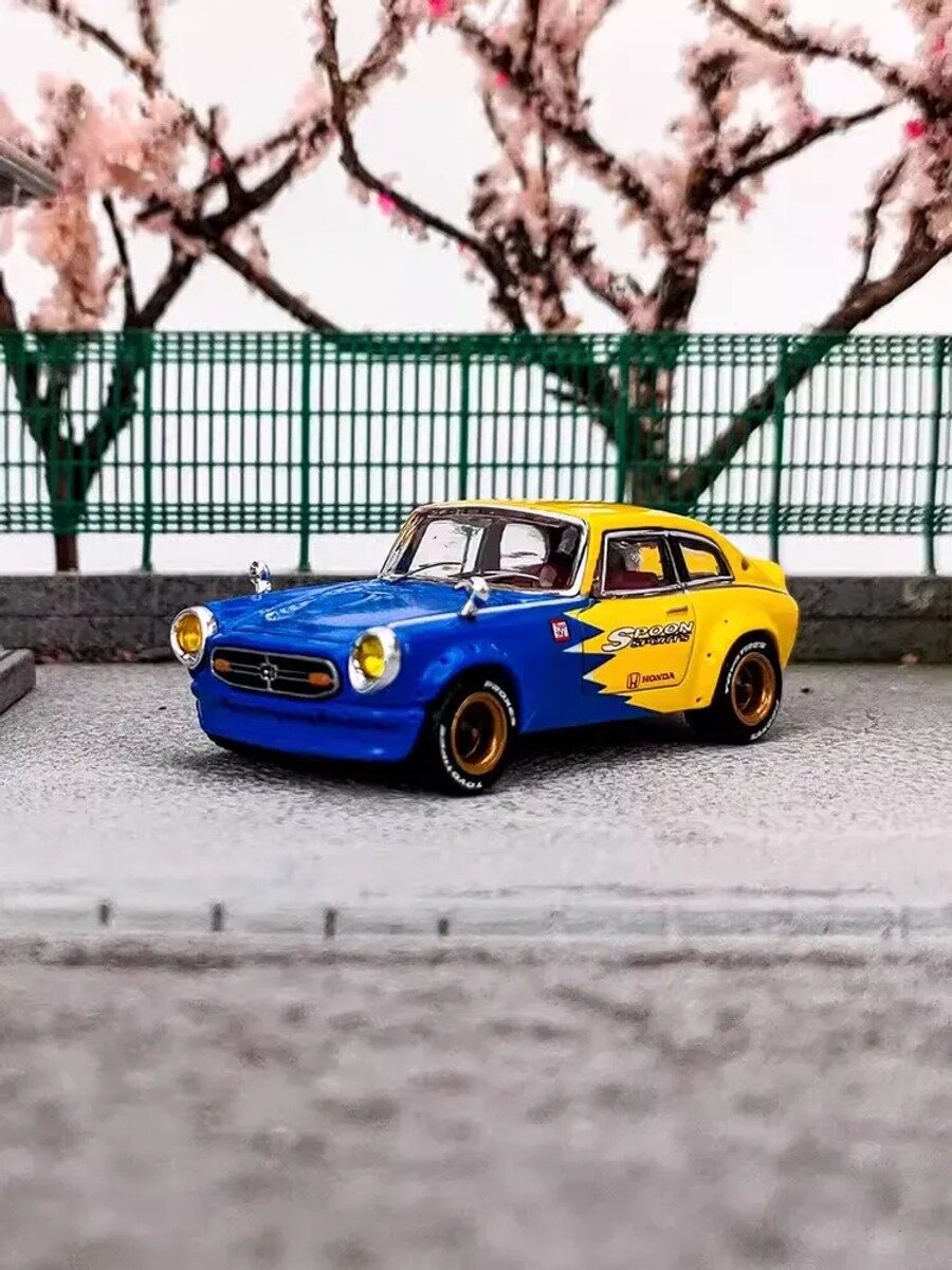 1:64 — легковая модель автомобиля в масштабе 1/64, желто-синяя