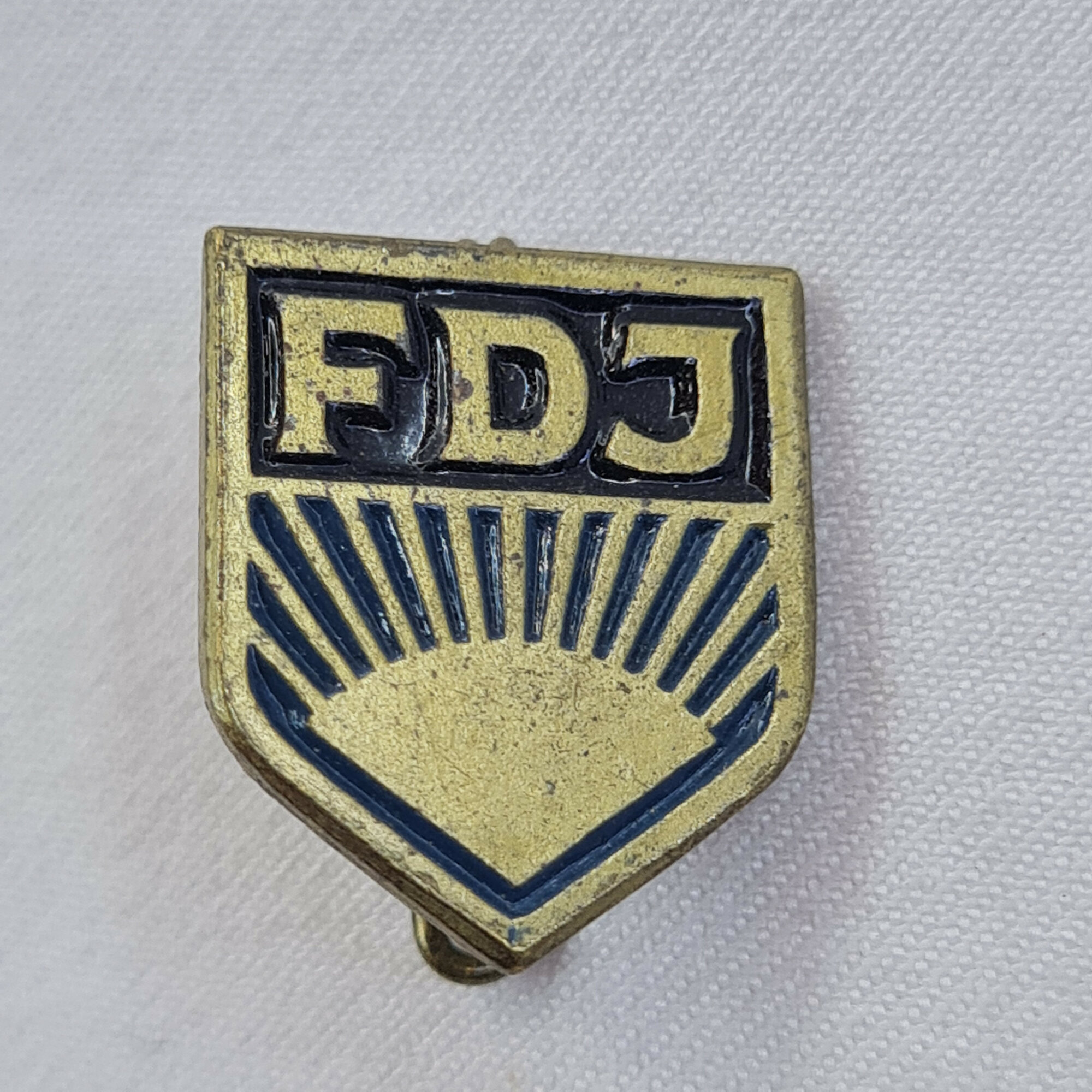 Значок СССР. Буквы FDJ, лучи, молодежная символика. Винтажный значек.