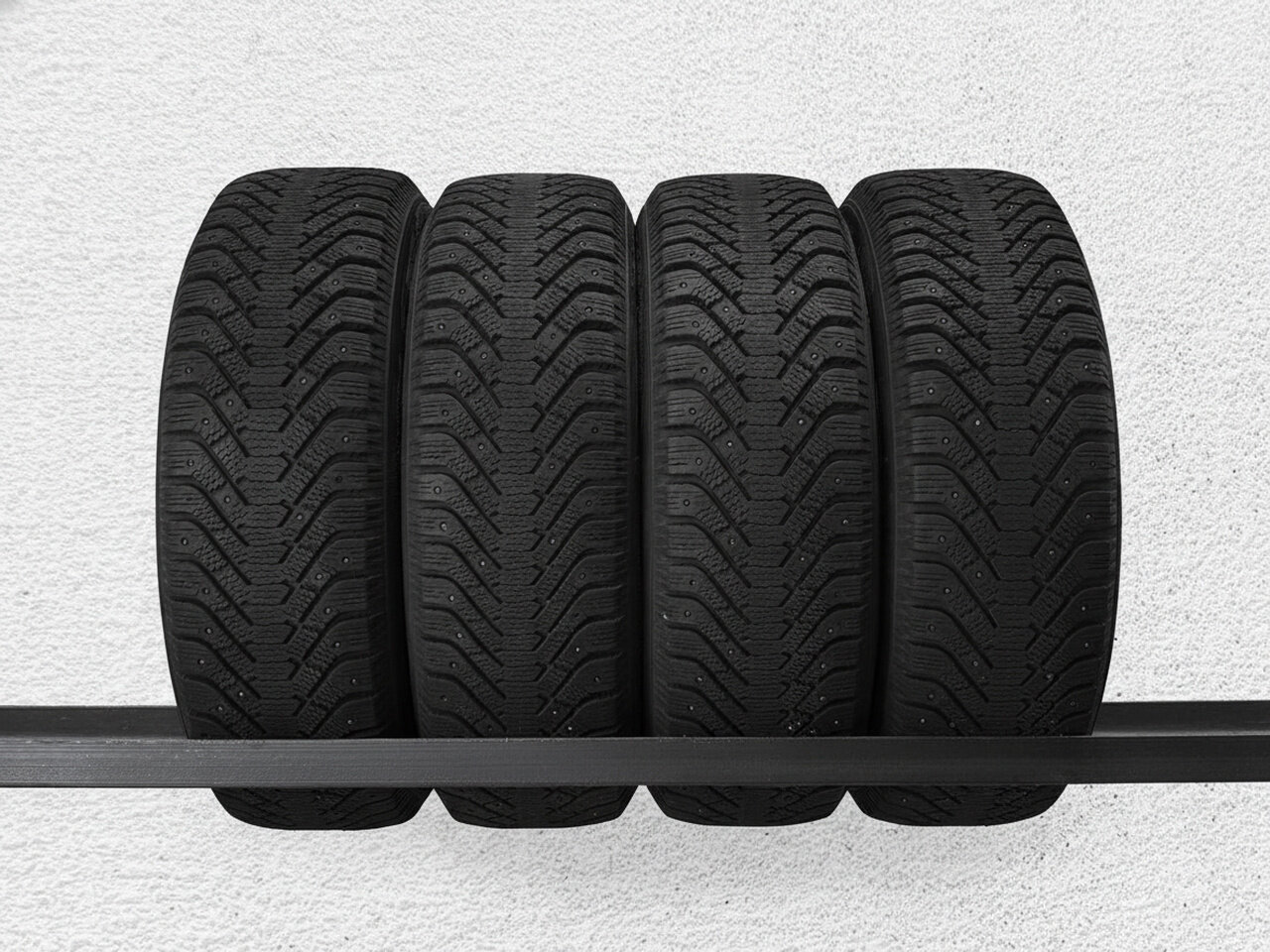 Зимние шины шипованные Goodyear UltraGrip 500 225/65 R17 35% износ TSB045554