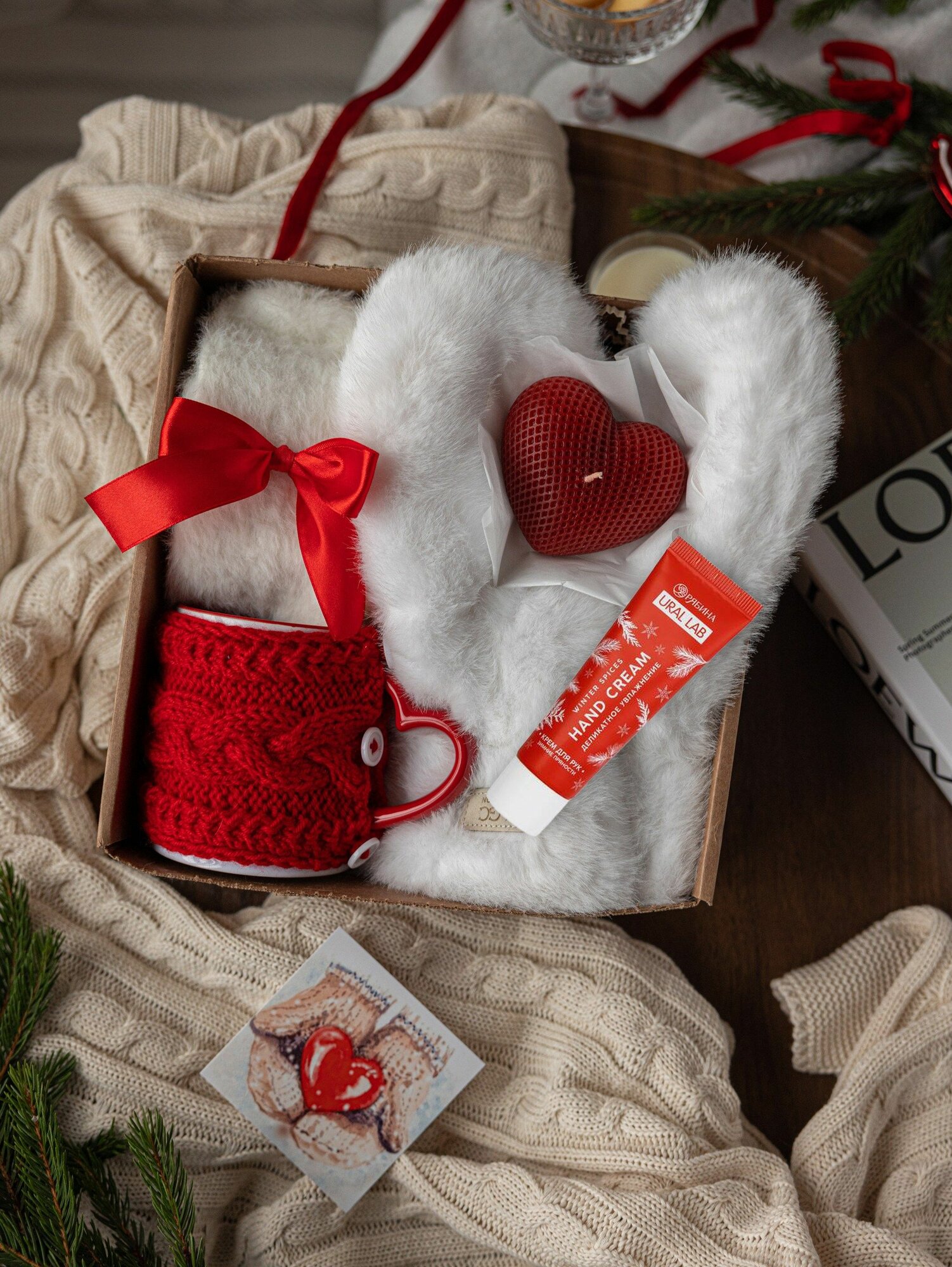 Подарочный набор новогодний Love winter: пушистые варежки, носочки, свеча и кружка в вязаном чехле