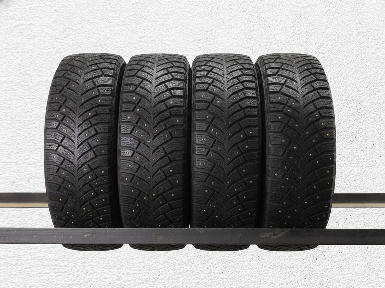 Зимние шины шипованные Michelin X-Ice North 4 195/65 R15 40% износ TSB055400