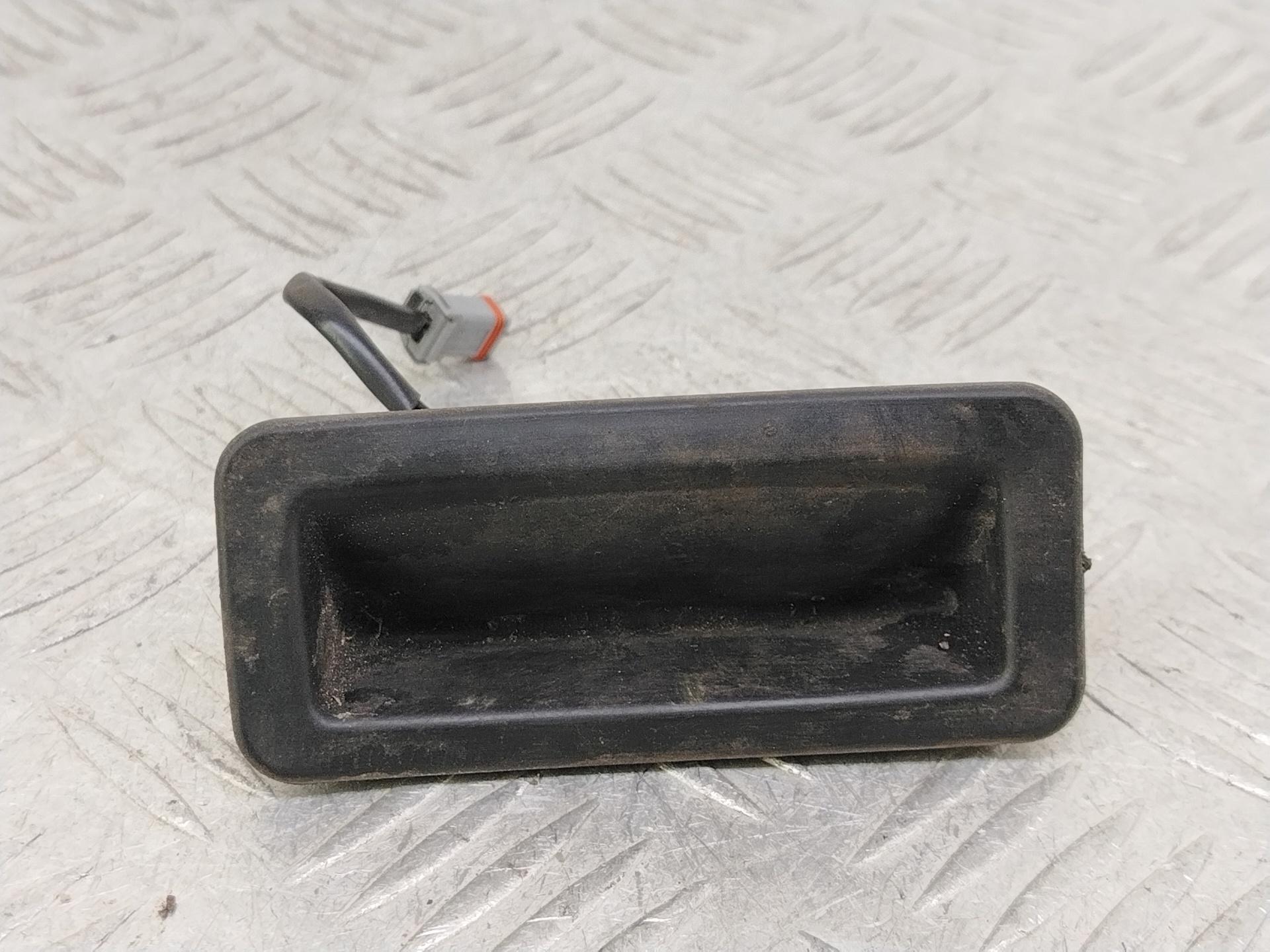 Кнопка открытия багажника Land Rover Range Rover Sport 1 рест. (2009 - 2013) YUZ500020