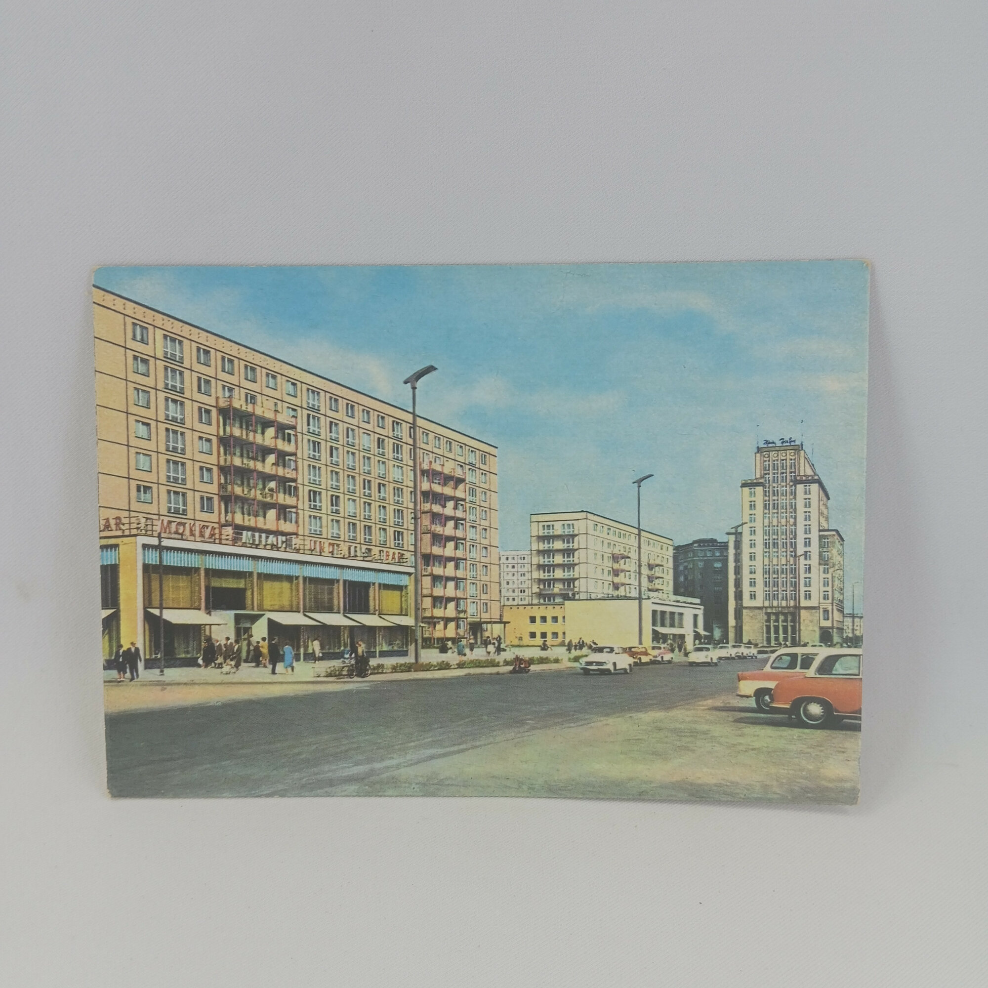 Открытка старинная. Берлин, столица ГДР, аллея Карла Маркса и городская архитектура.