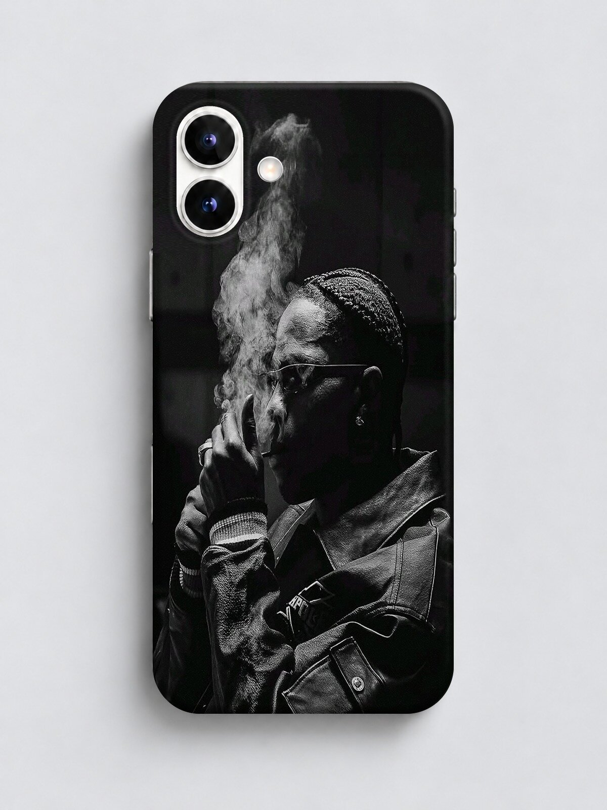 Силиконовый чехол на iPhone 16 мужчина с сигаретой