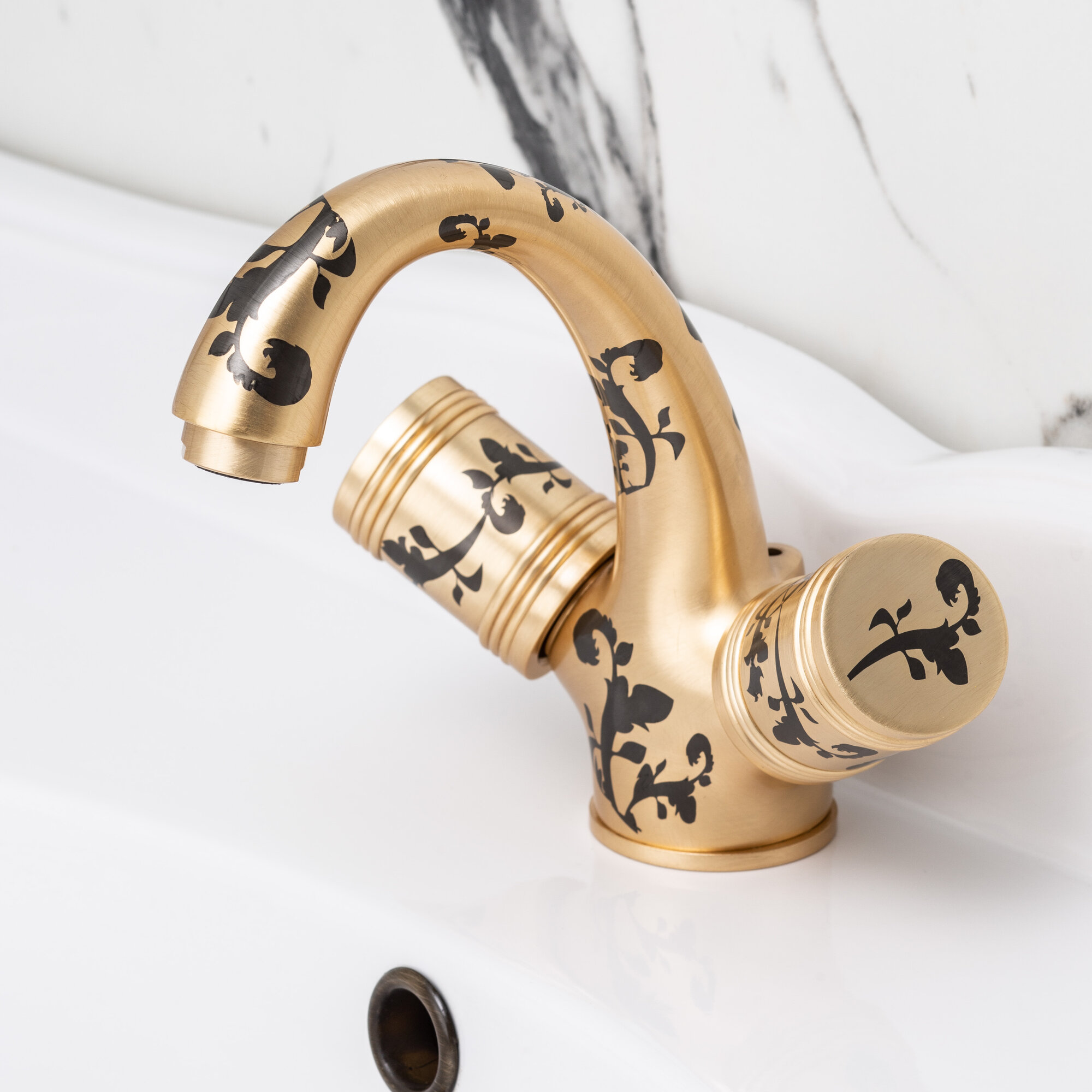 Смеситель для раковины с донным клапаном DANIEL LIFE DECORA DAMASCO L5112YF88 золото/декор