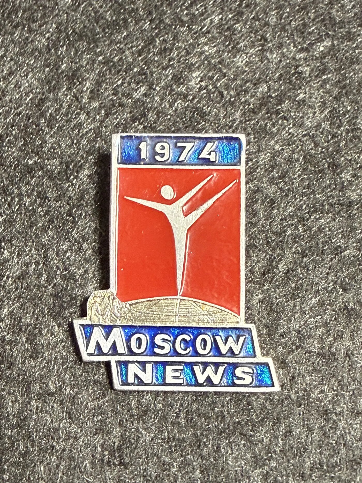 Коллекционный значок Moscow News 1974