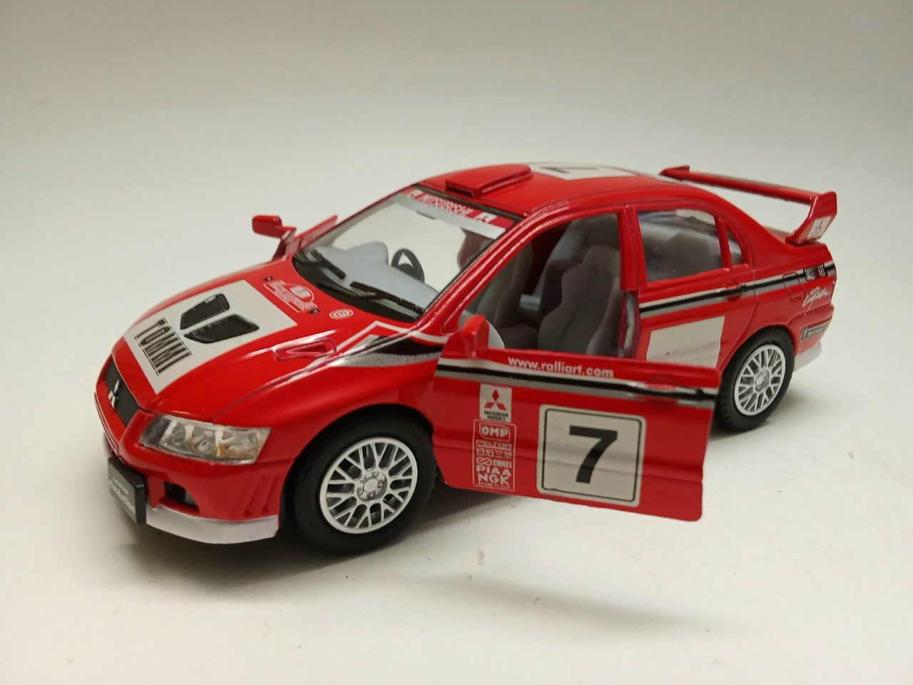 Модель авто 1:36 Mitsubishi Lancer Evolution VII Kinsmart без коробки