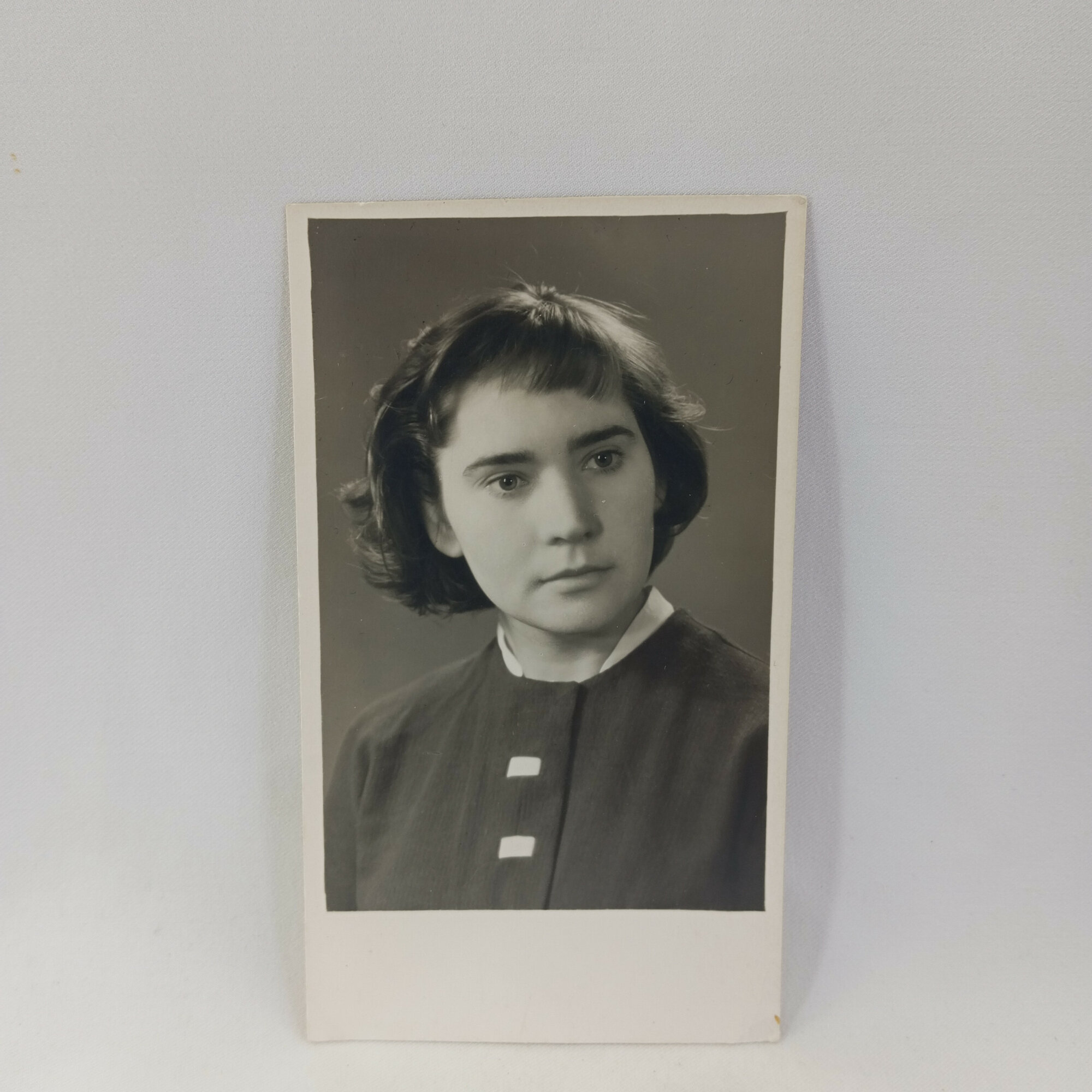Фотография винтажная, СССР. Портрет девушки на бумаге, черно белый снимок, размер 18 на 24 см