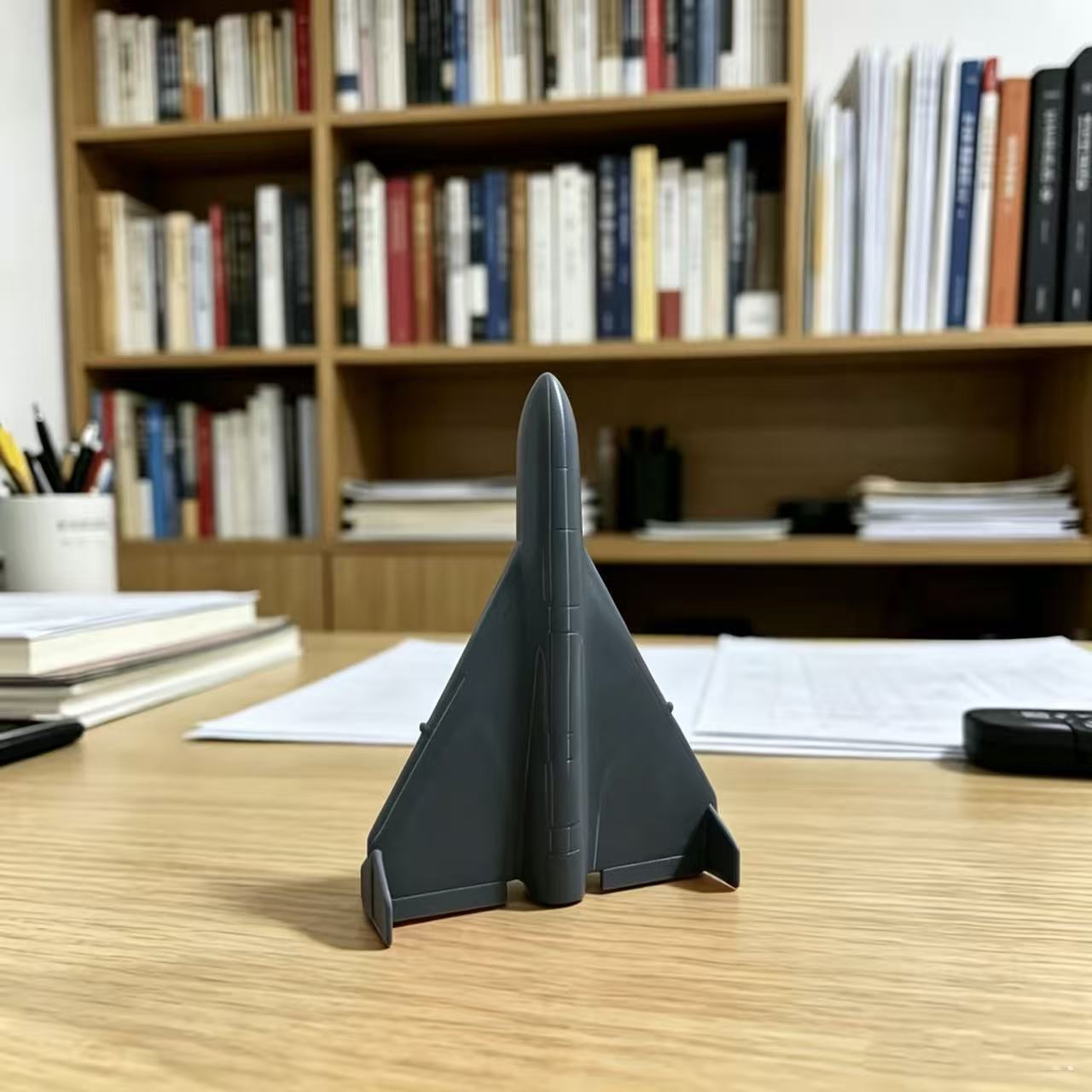 3D-печатная модель истребителя с треугольными крыльями миниатюрная статуэтка самолета - темно-серый