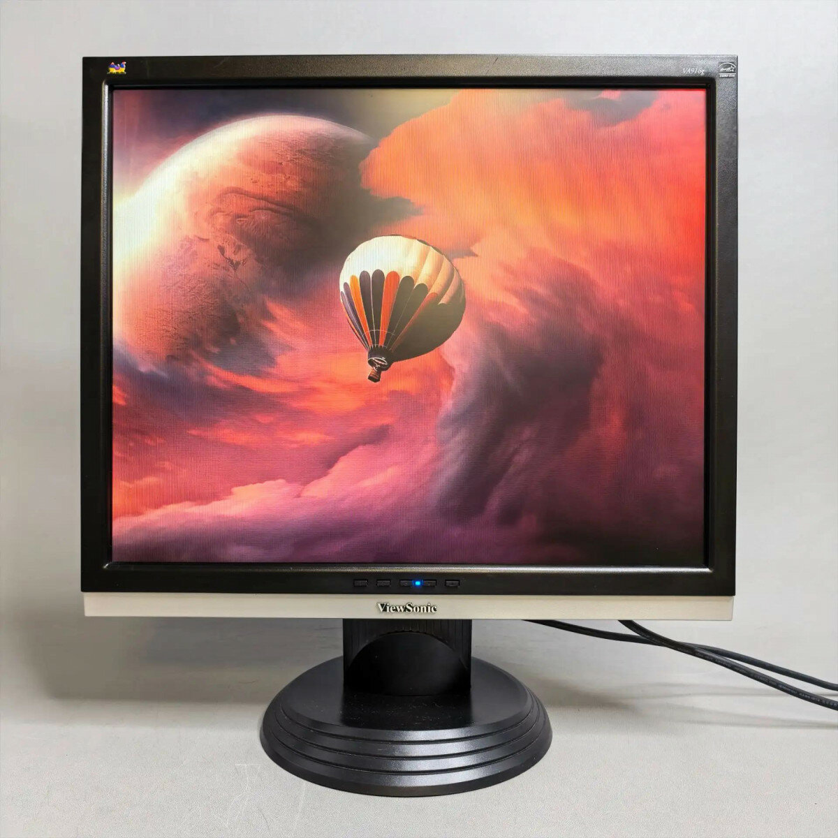 19" Монитор ViewSonic VA916G, 1280x1024, TN+film, серебристый и черный